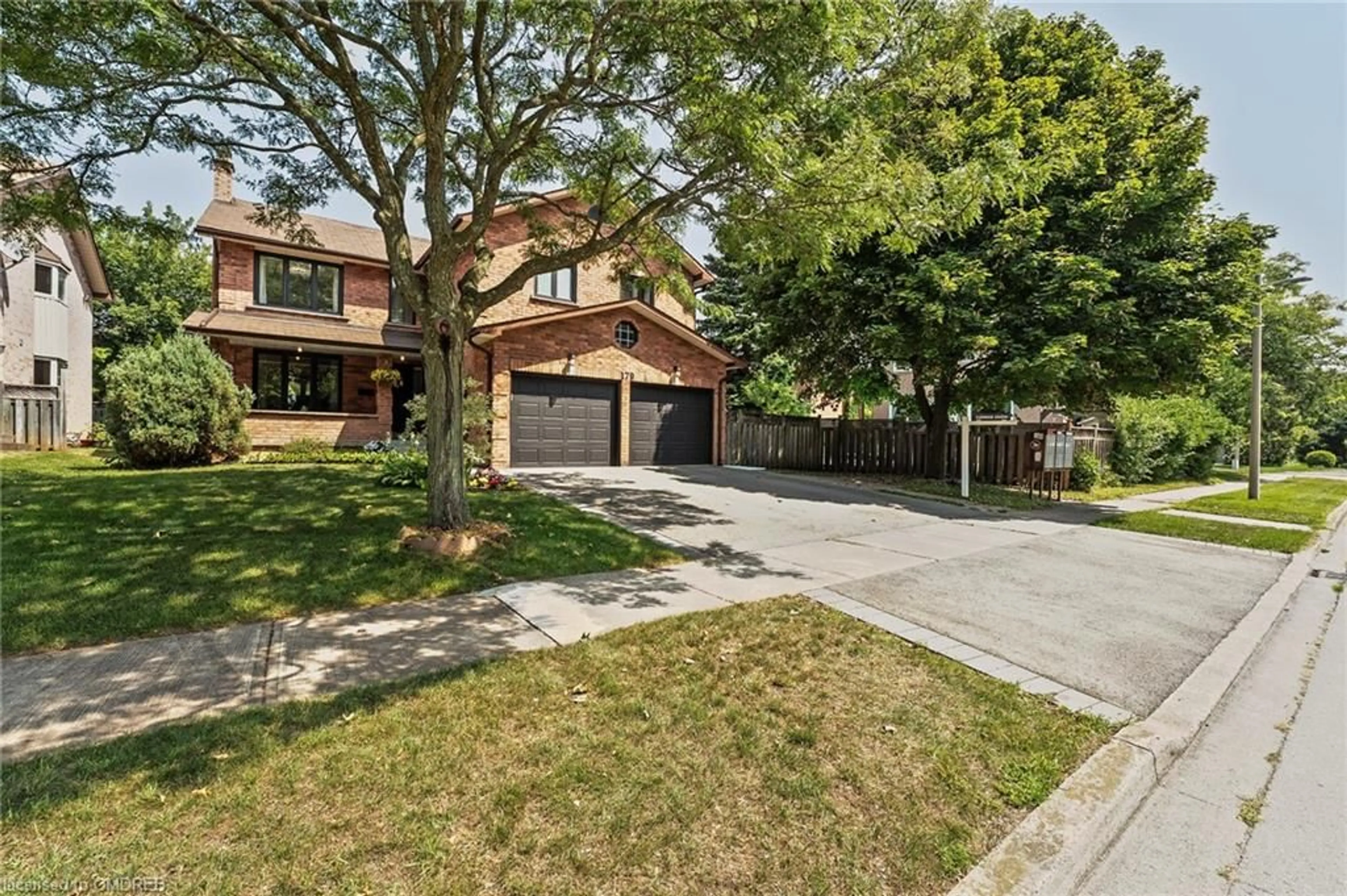 A pic from exterior of the house or condo for 179 Romain Cres, Oakville Ontario L6H 5A5