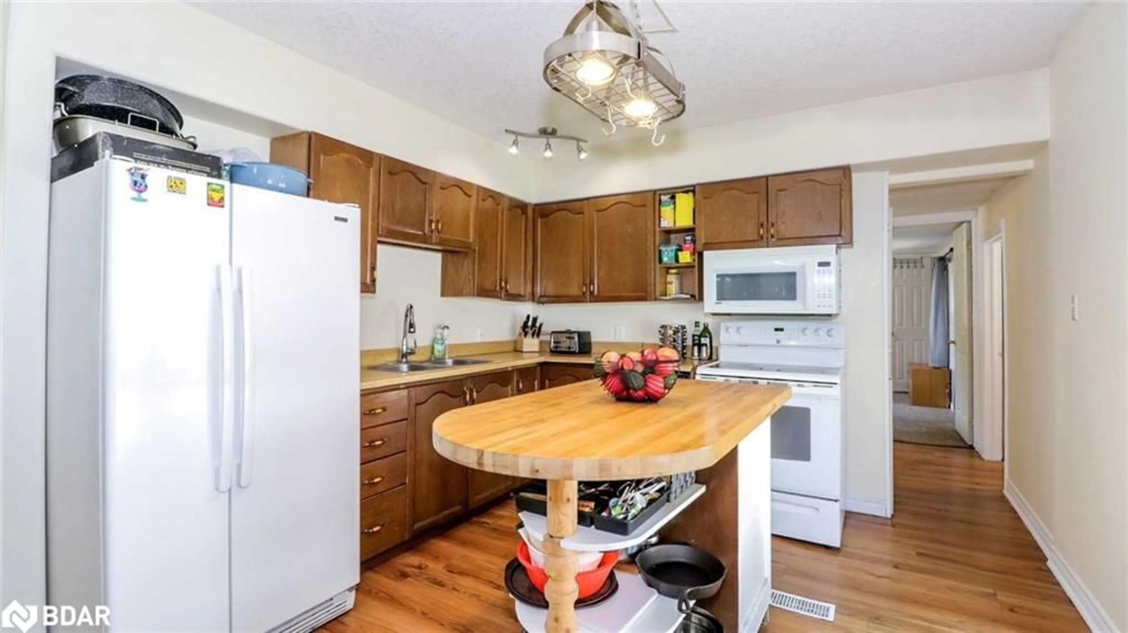 Standard kitchen, wood floors, cottage for 2 Shamrock Cres, Angus Ontario L0M 1B1