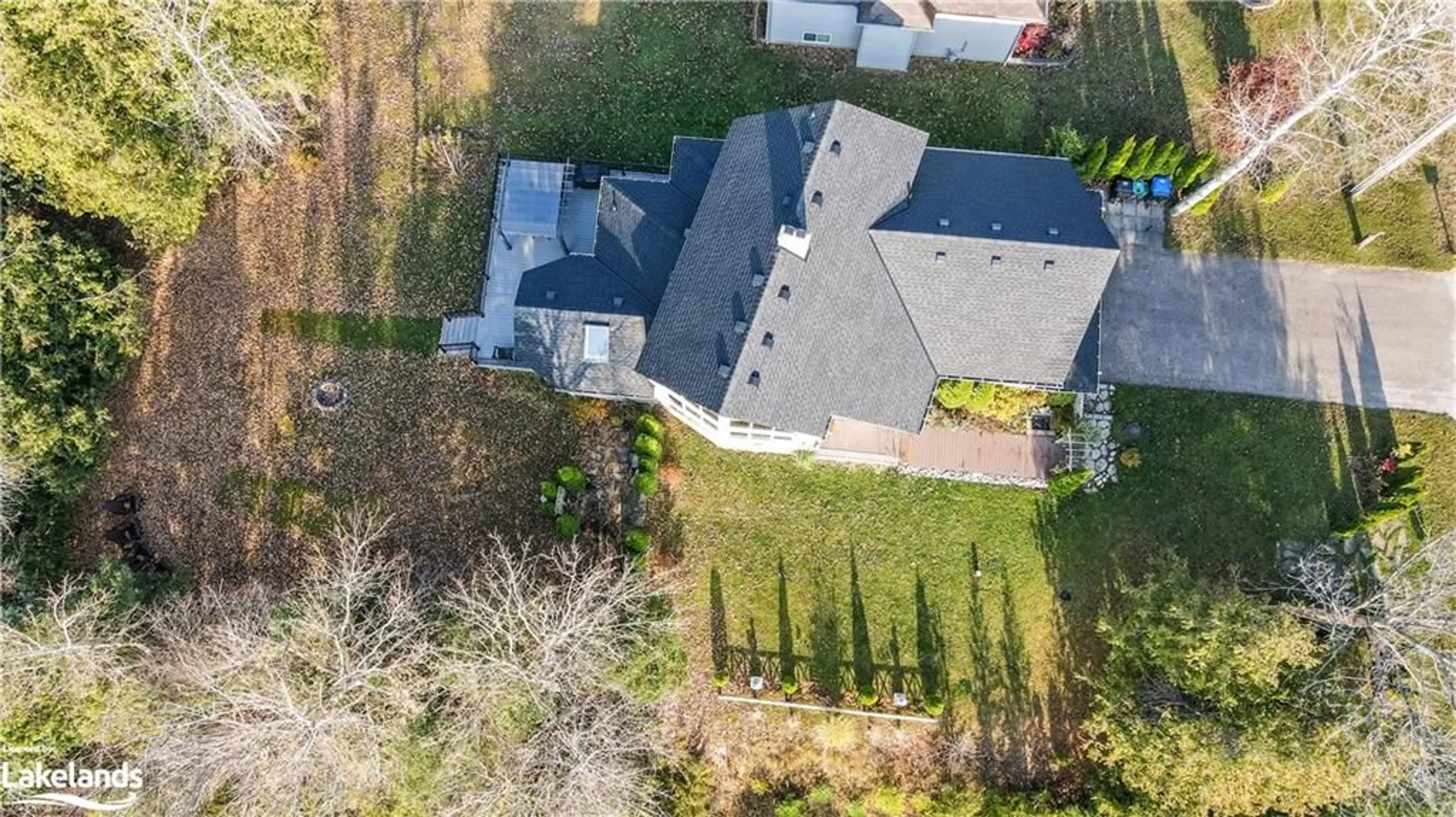 A pic from outside/outdoor area/front of a property/back of a property/a pic from drone, street for 20 Grant Ave, Woodland Beach Ontario L0L 1P1