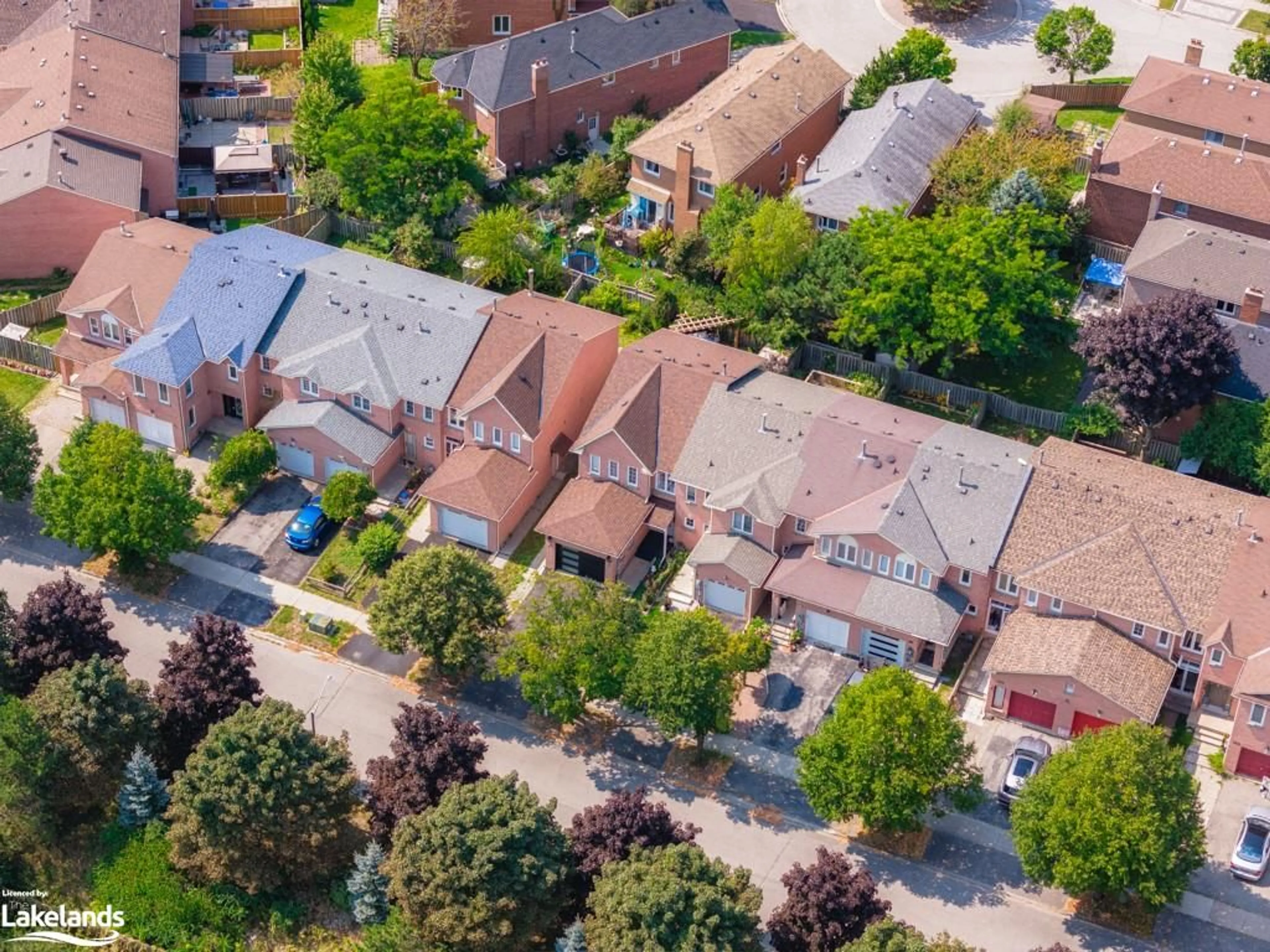 Frontside or backside of a home, the street view for 92 Oldhill St, Richmond Hill Ontario L4C 9V1