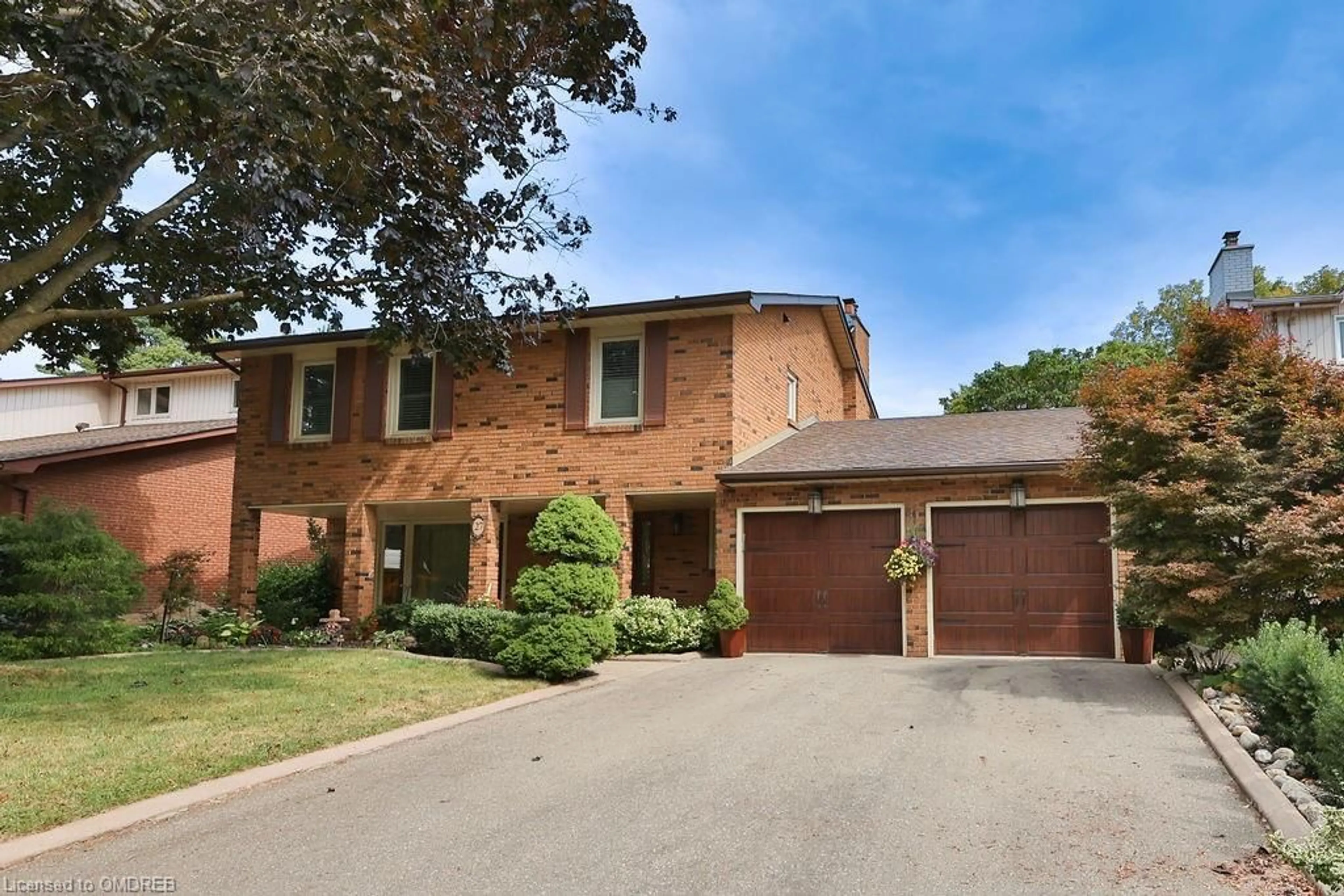 A pic from exterior of the house or condo, the street view for 27 Arkendo Dr, Oakville Ontario L6J 5T8