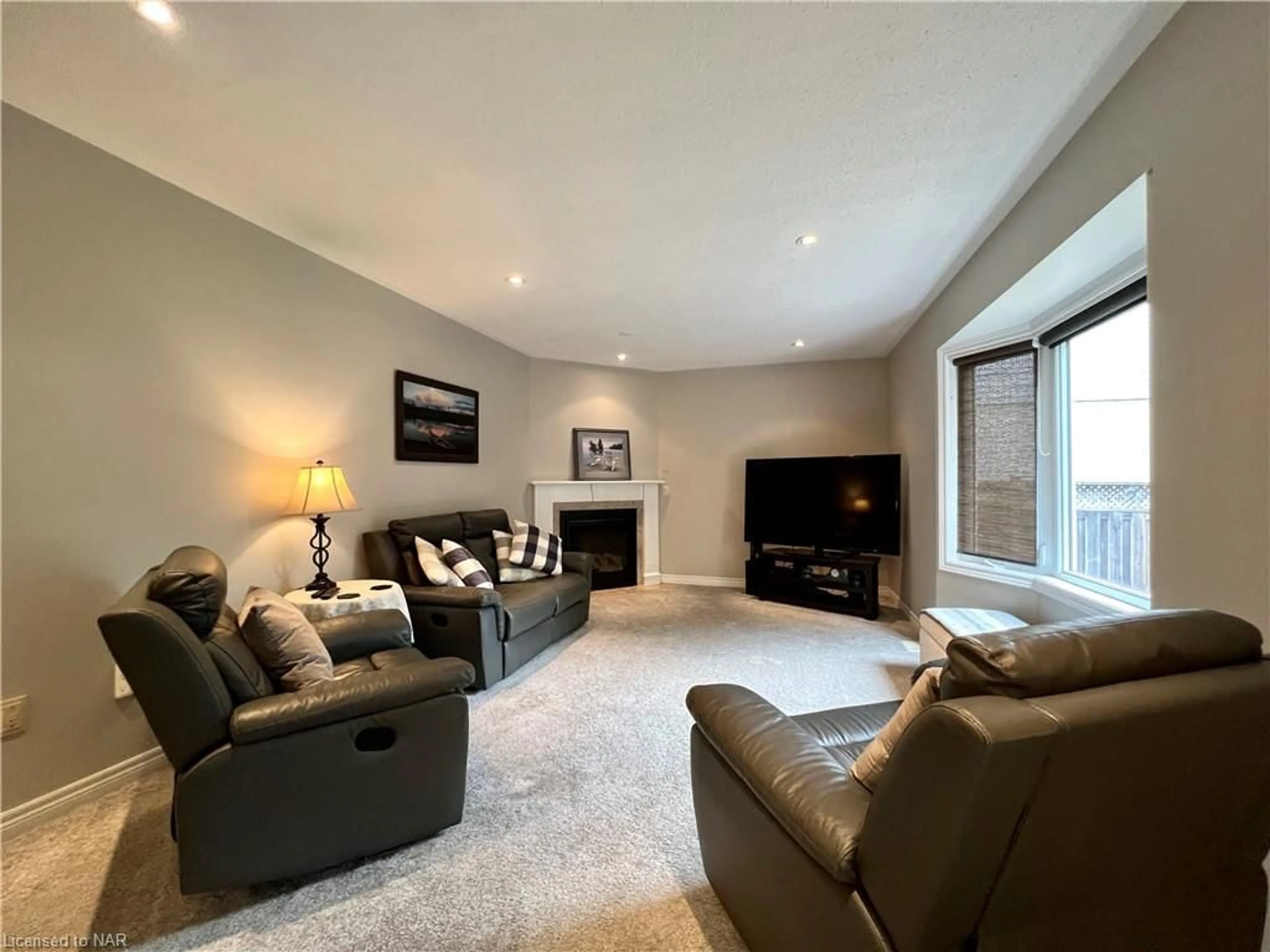 Living room, carpet floors for 8 Meadowbrook Lane, Pelham Ontario L0S 1E4