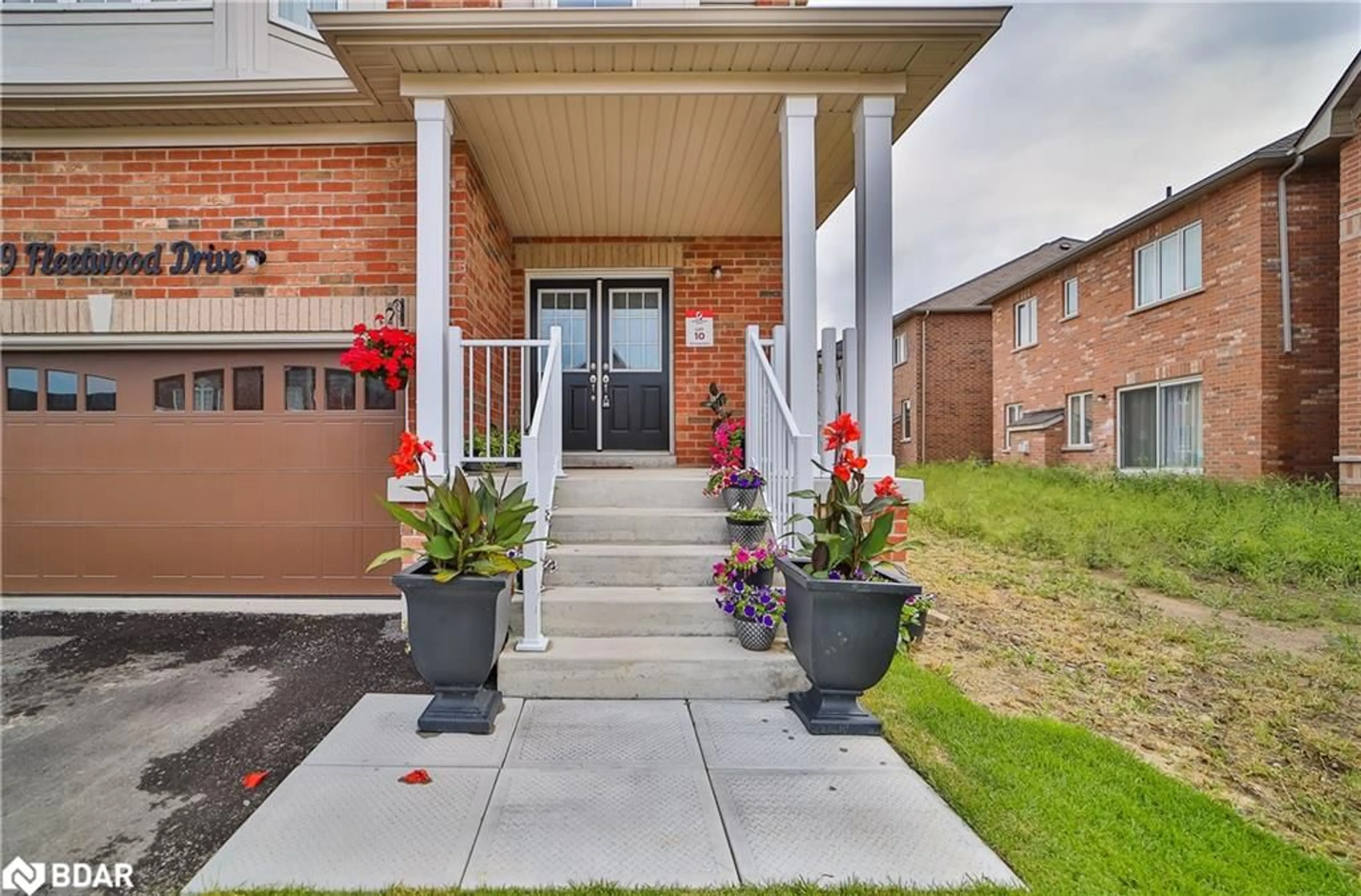 Indoor entryway, carpet floors for 639 Fleetwood Dr, Oshawa Ontario L1K 1A6