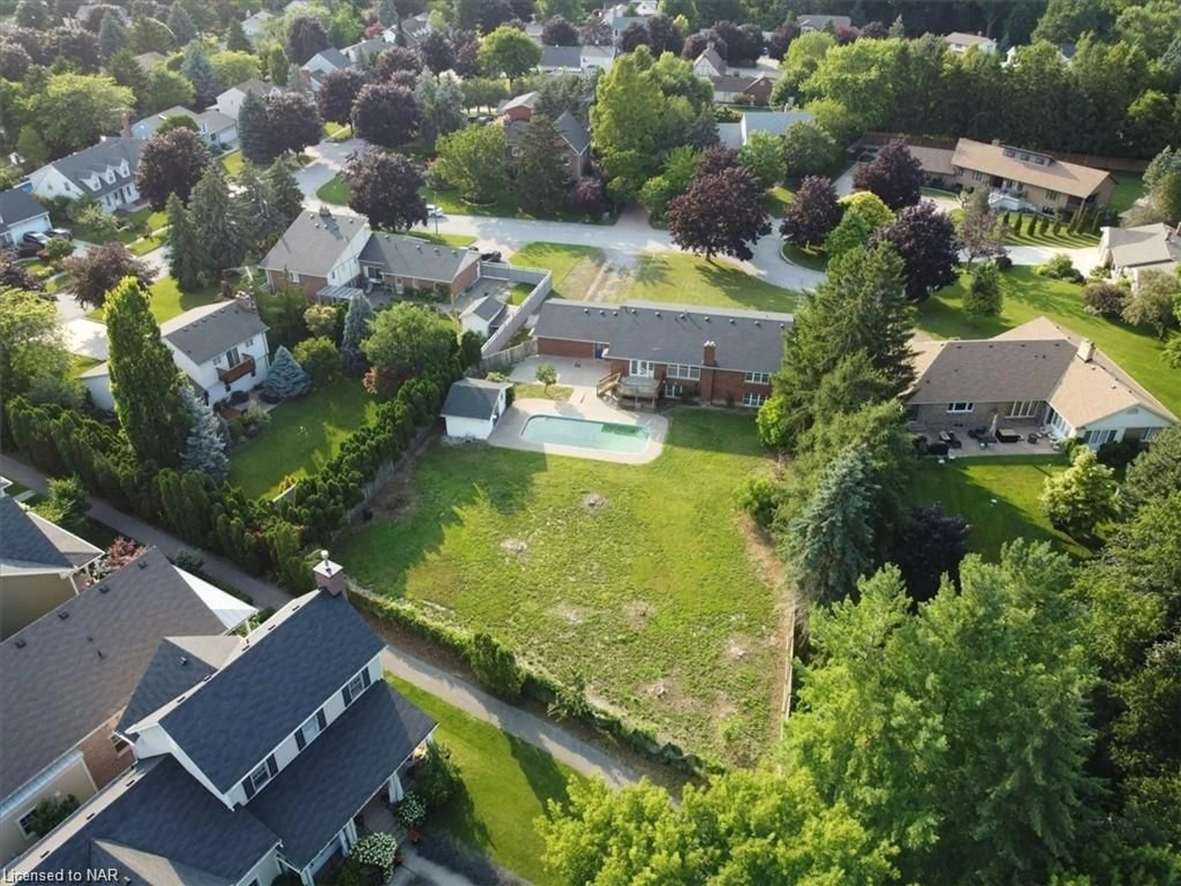 Frontside or backside of a home, the fenced backyard for 4 Merritt Cir, Niagara-on-the-Lake Ontario L0S 1J0