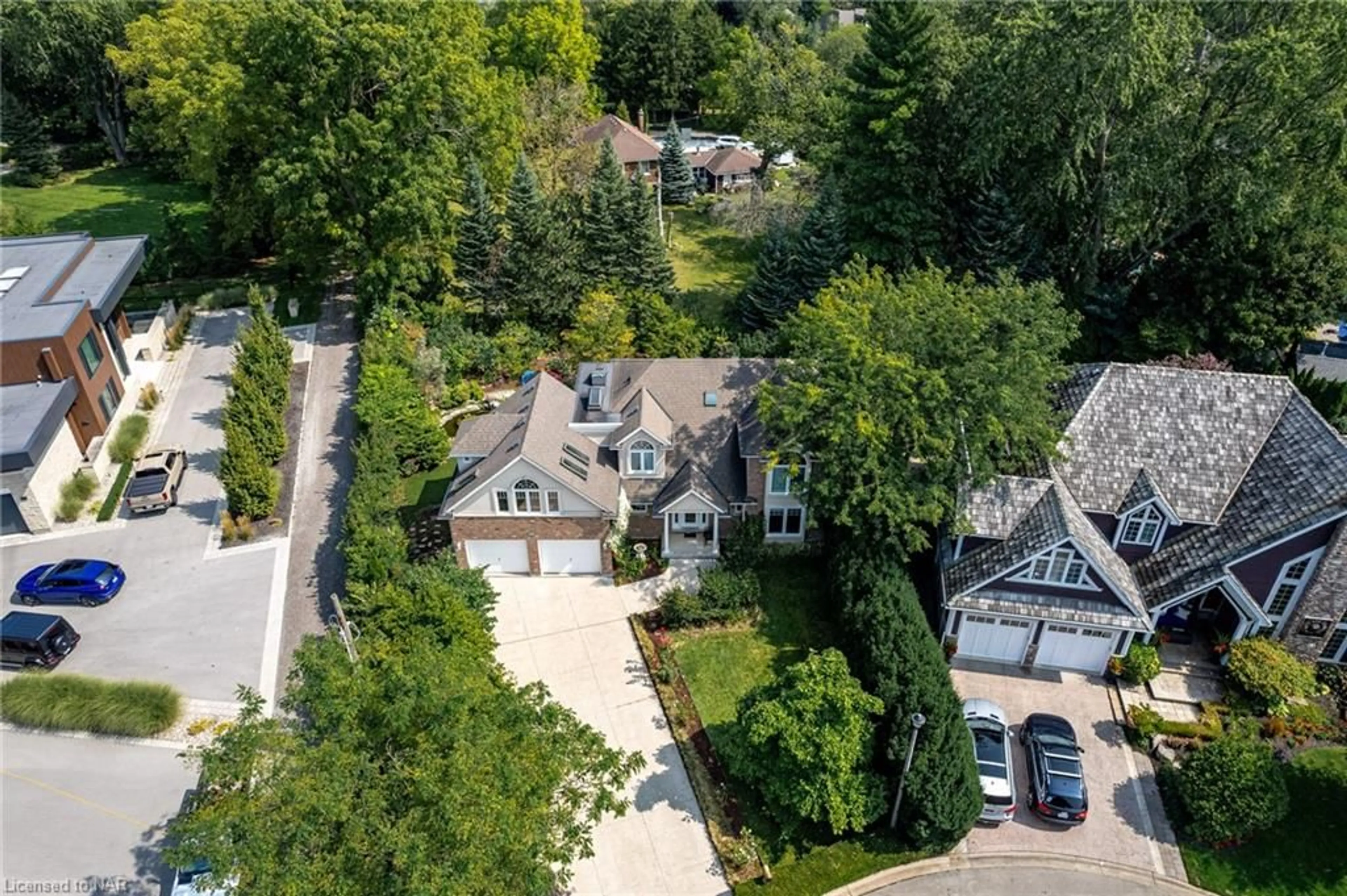 Frontside or backside of a home, the street view for 10 Watersedge Circle Cir, St. Catharines Ontario L2N 7S4