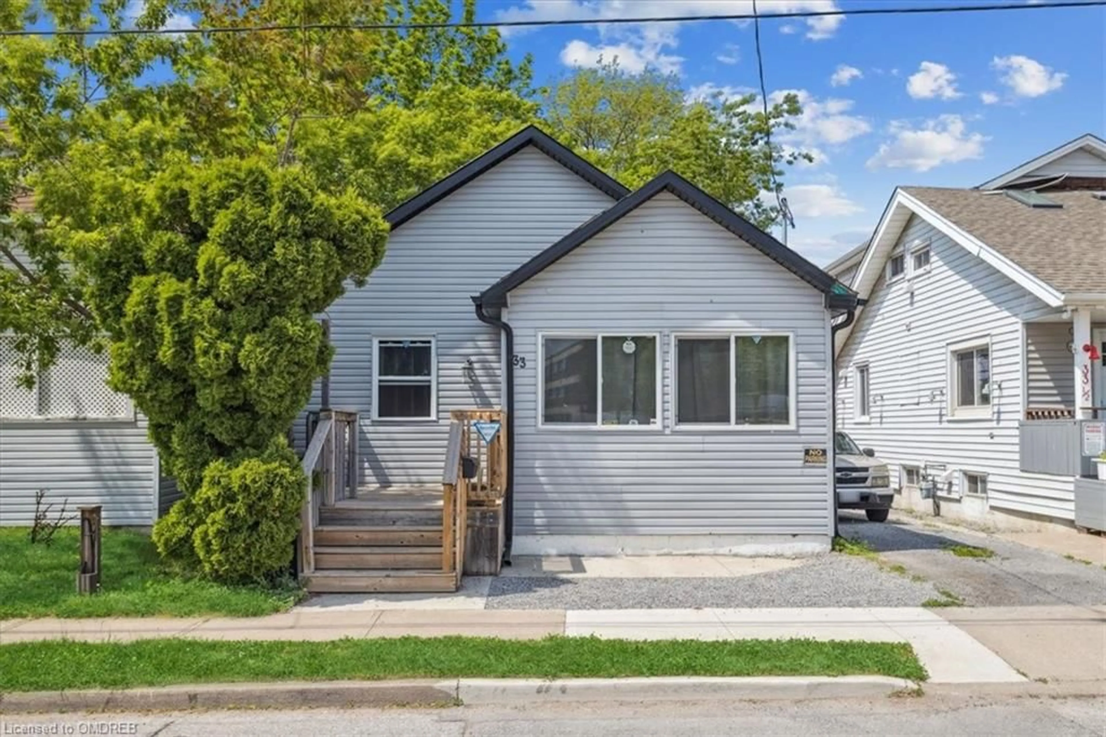 Frontside or backside of a home, cottage for 33 North St, St. Catharines Ontario L2R 2S3