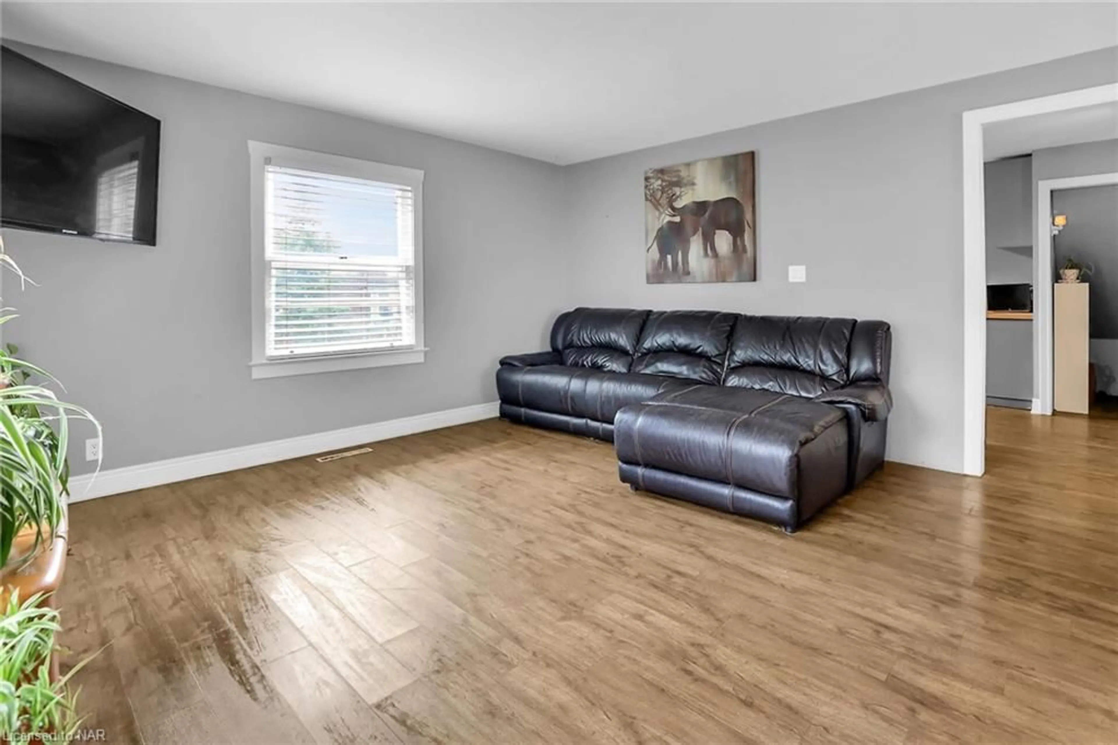 Living room, wood floors for 2503 Coral Ave, Stevensville Ontario L0S 1S0