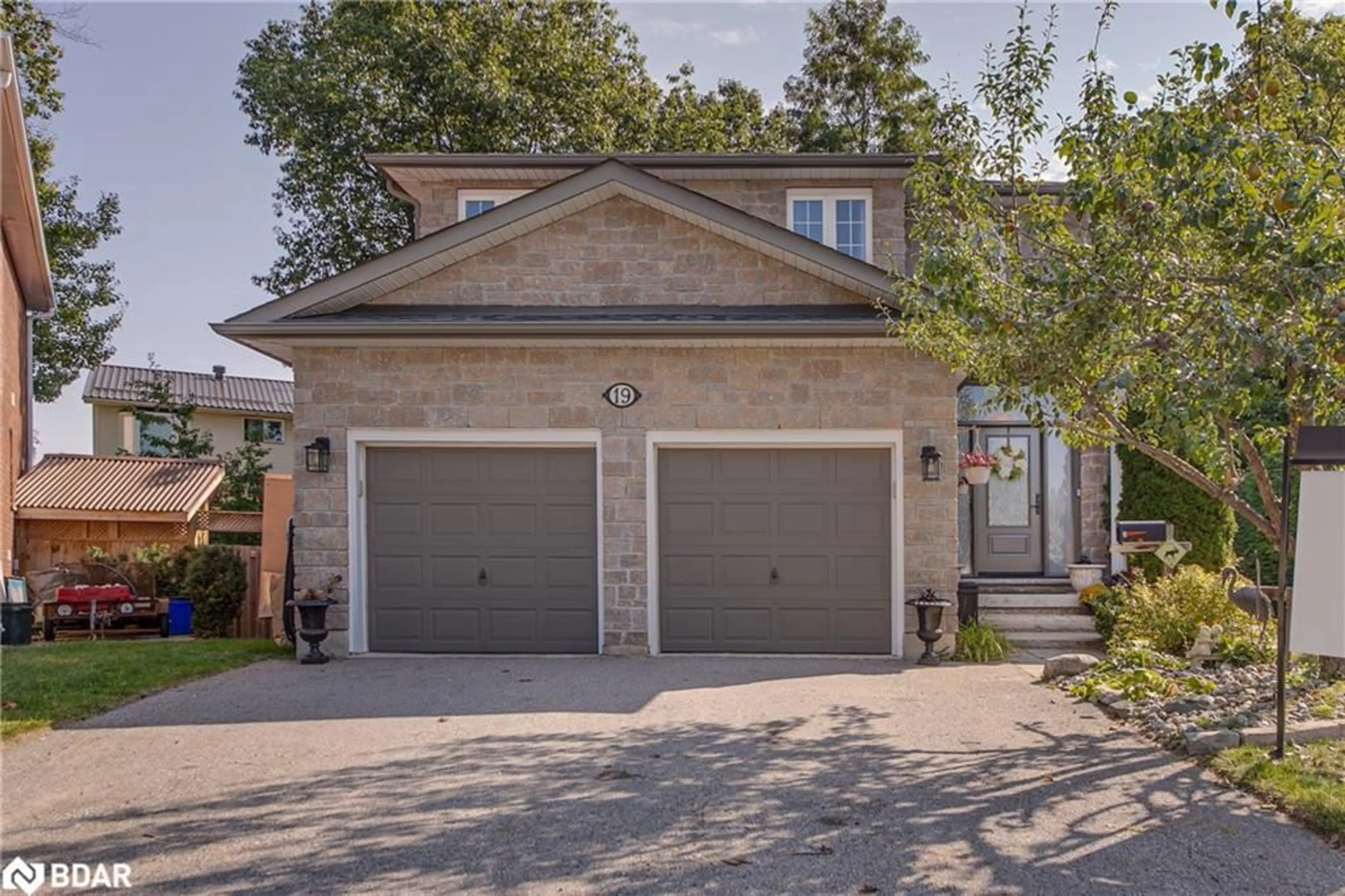 Frontside or backside of a home for 19 Mccarthy Crt, Barrie Ontario L4N 7M6