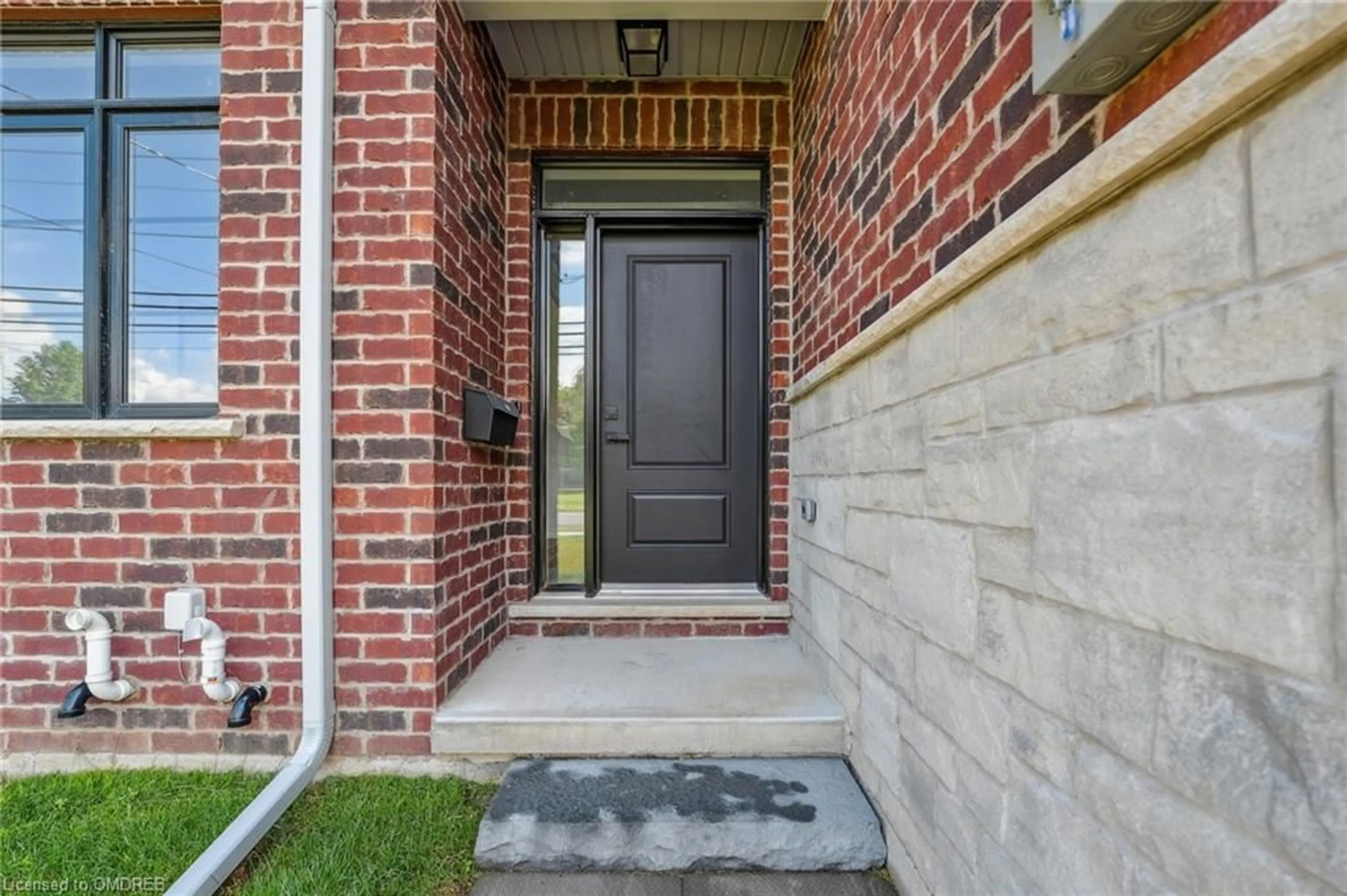 Indoor entryway for 5691 Churchs Lane, Niagara Falls Ontario L2J 1Y8