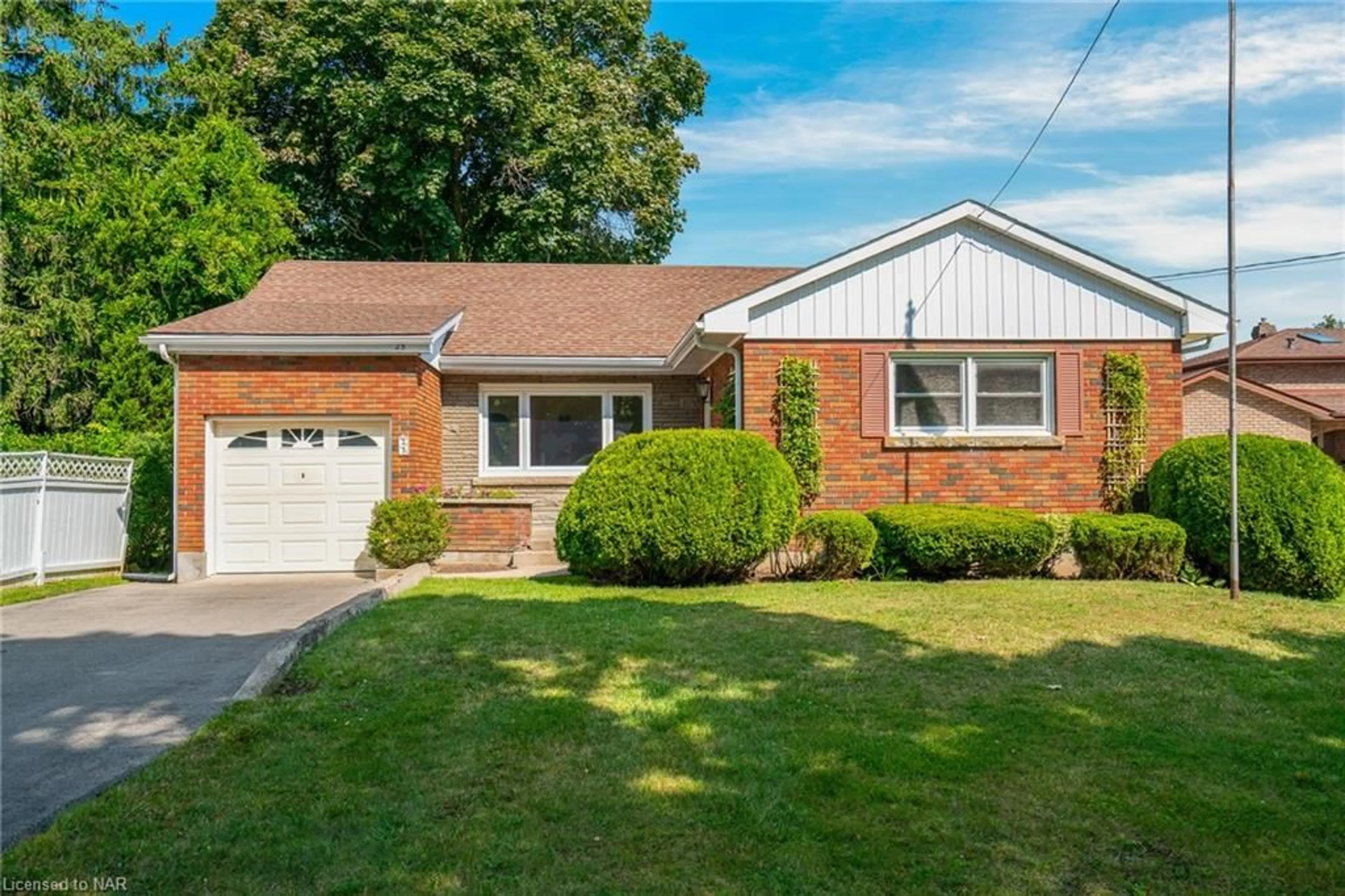 Home with brick exterior material for 25 Parnell Rd, St. Catharines Ontario L2N 2W1