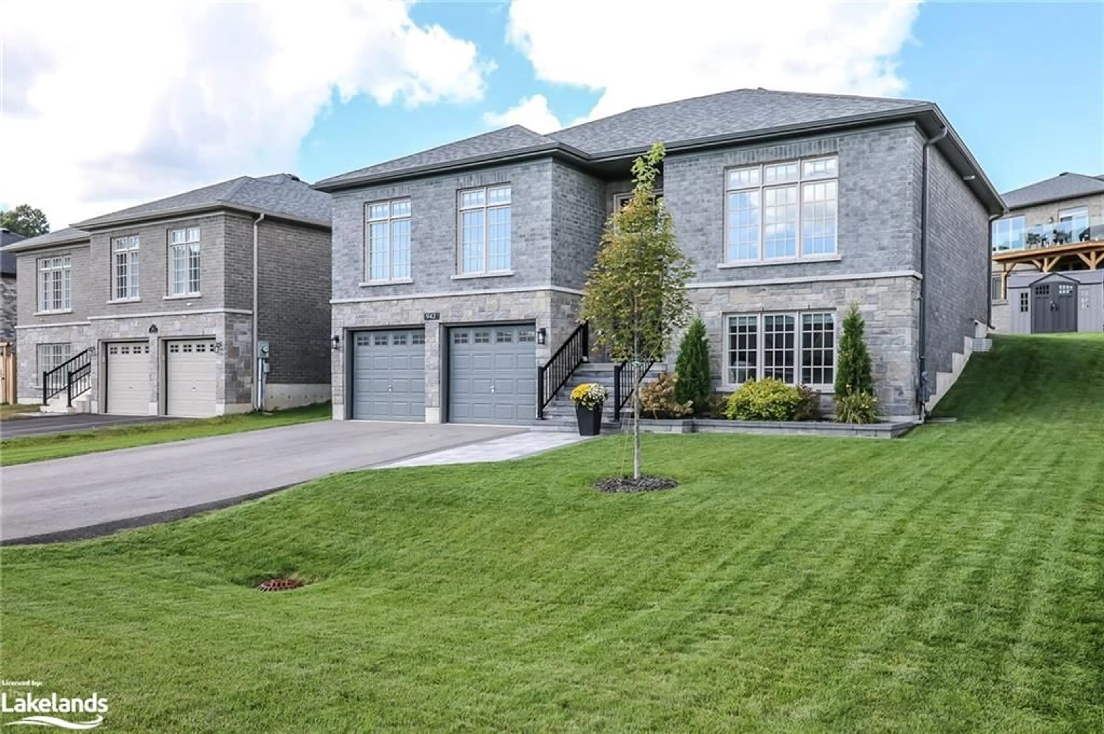 Frontside or backside of a home, the street view for 942 Jordeli Lane Lane, Midland Ontario L4R 0A7