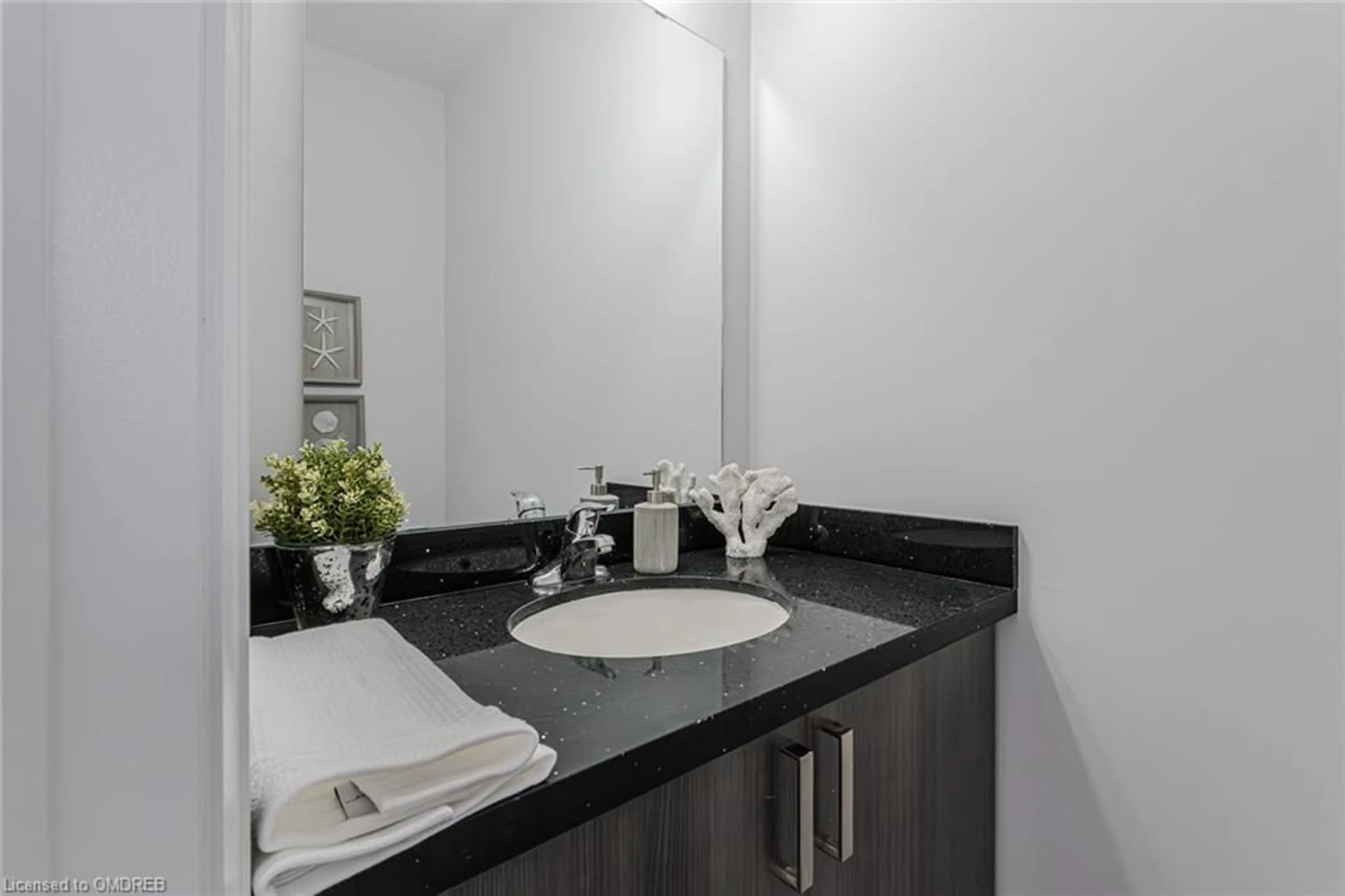 Bathroom for 550 Grey St #35, Brantford Ontario N3S 0C4