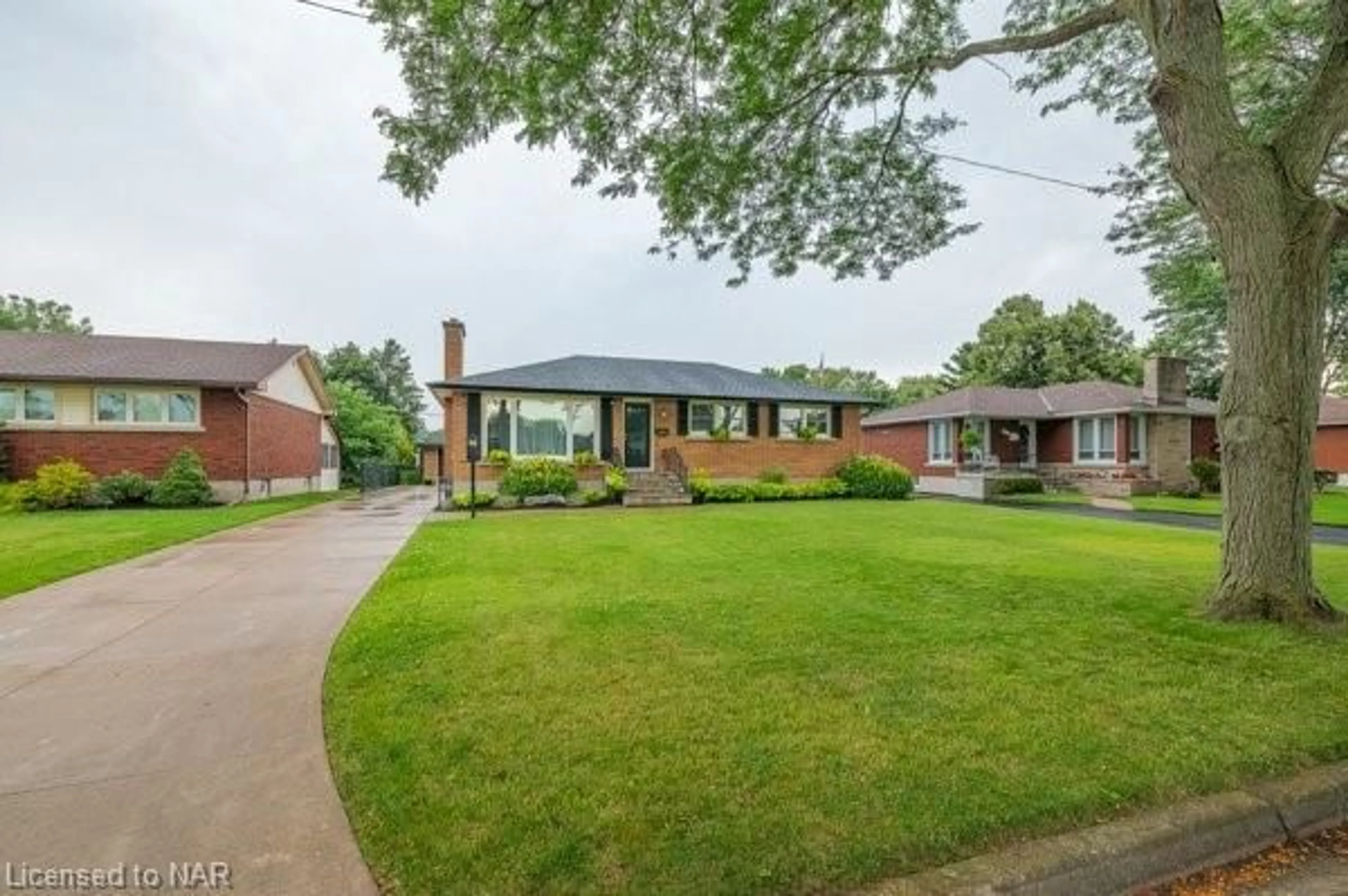 Frontside or backside of a home, the street view for 8830 Parliament Ave, Niagara Falls Ontario L2G 6R2