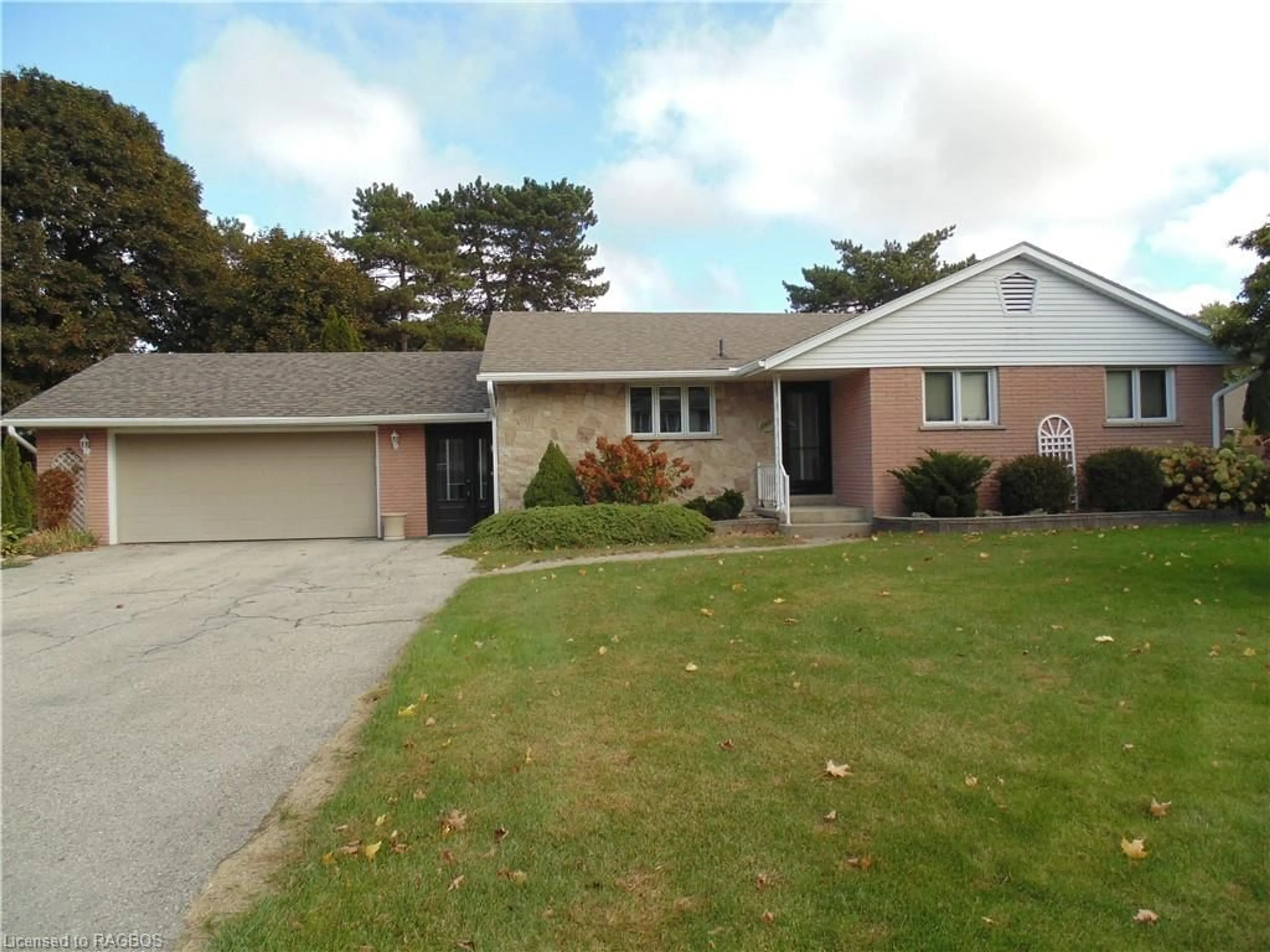 Frontside or backside of a home, the street view for 649 Drummond Dr, Port Elgin Ontario N0H 2C3