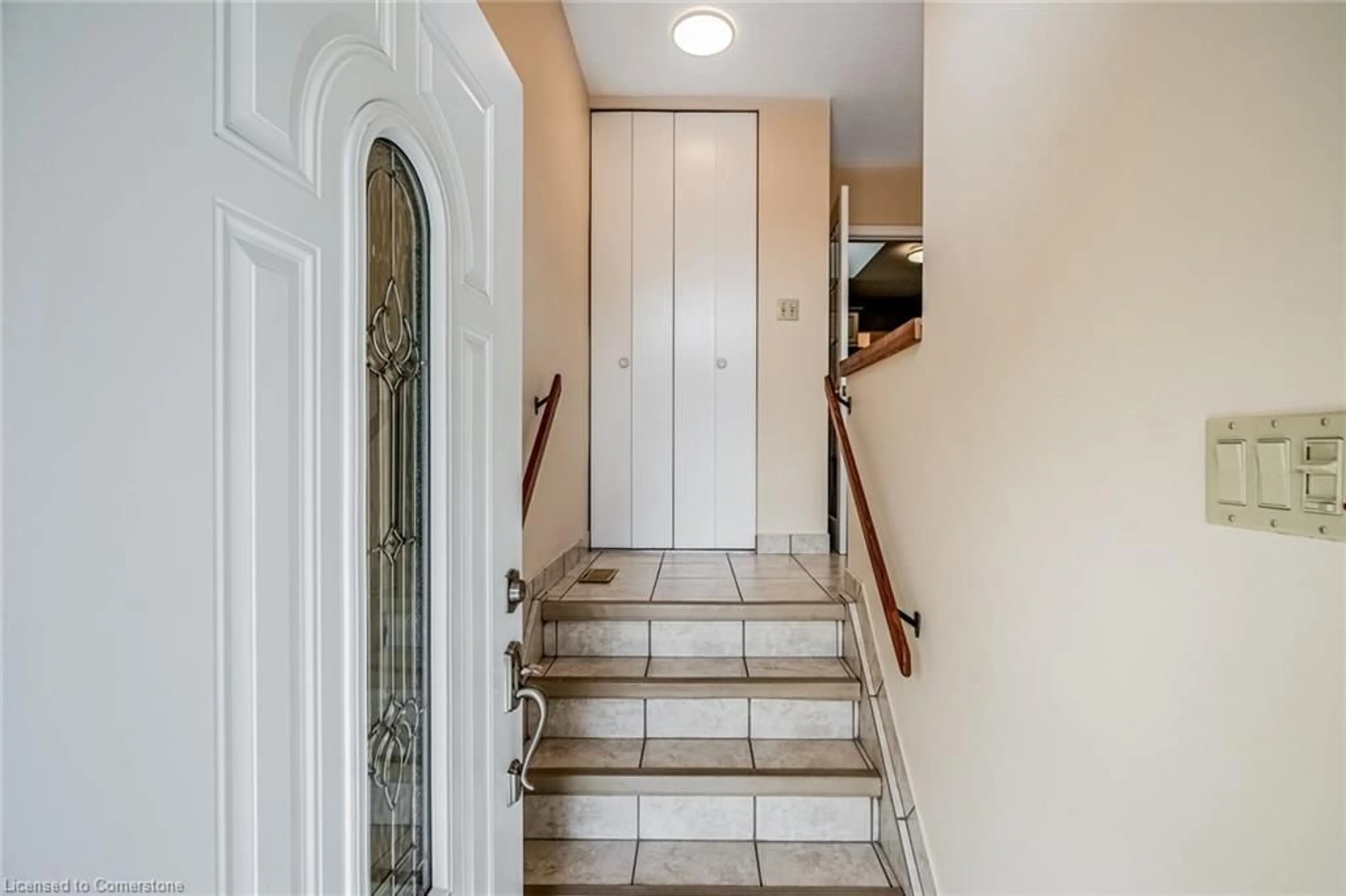 Indoor entryway, wood floors for 1165 Flagship Dr, Mississauga Ontario L4Y 2K3