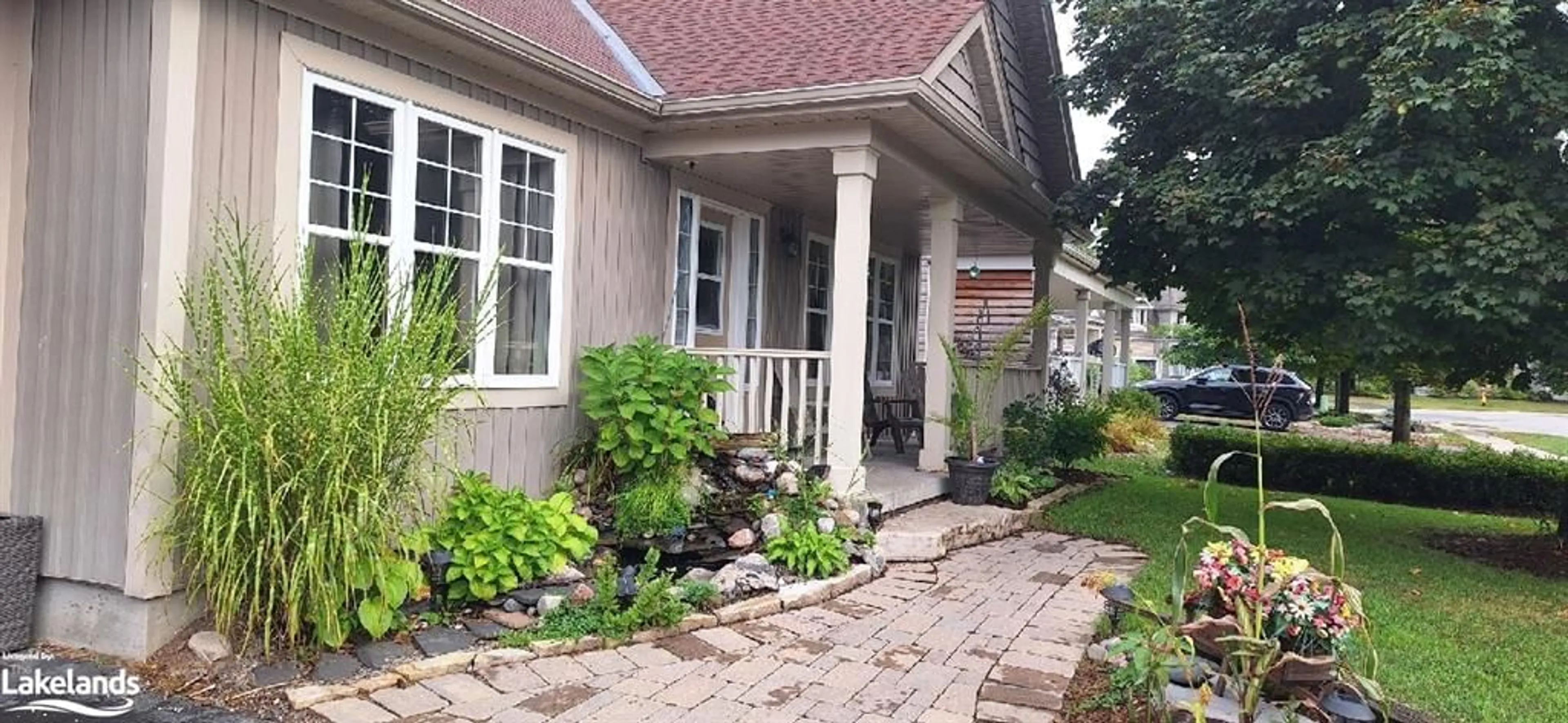 Indoor entryway for 11 Herons Hill, Bracebridge Ontario P1L 0A9