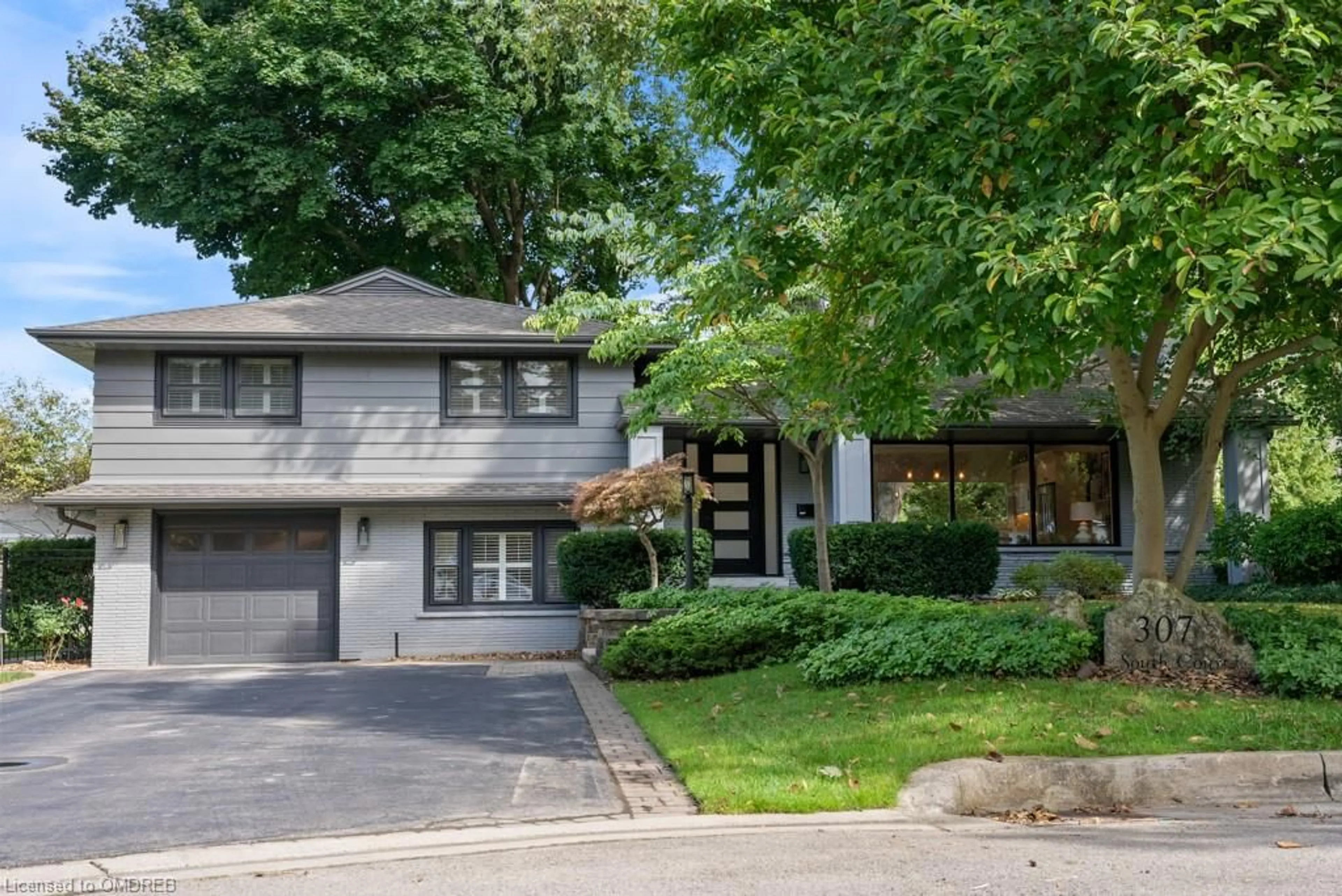 Frontside or backside of a home for 307 South Crt, Burlington Ontario L7N 1S8