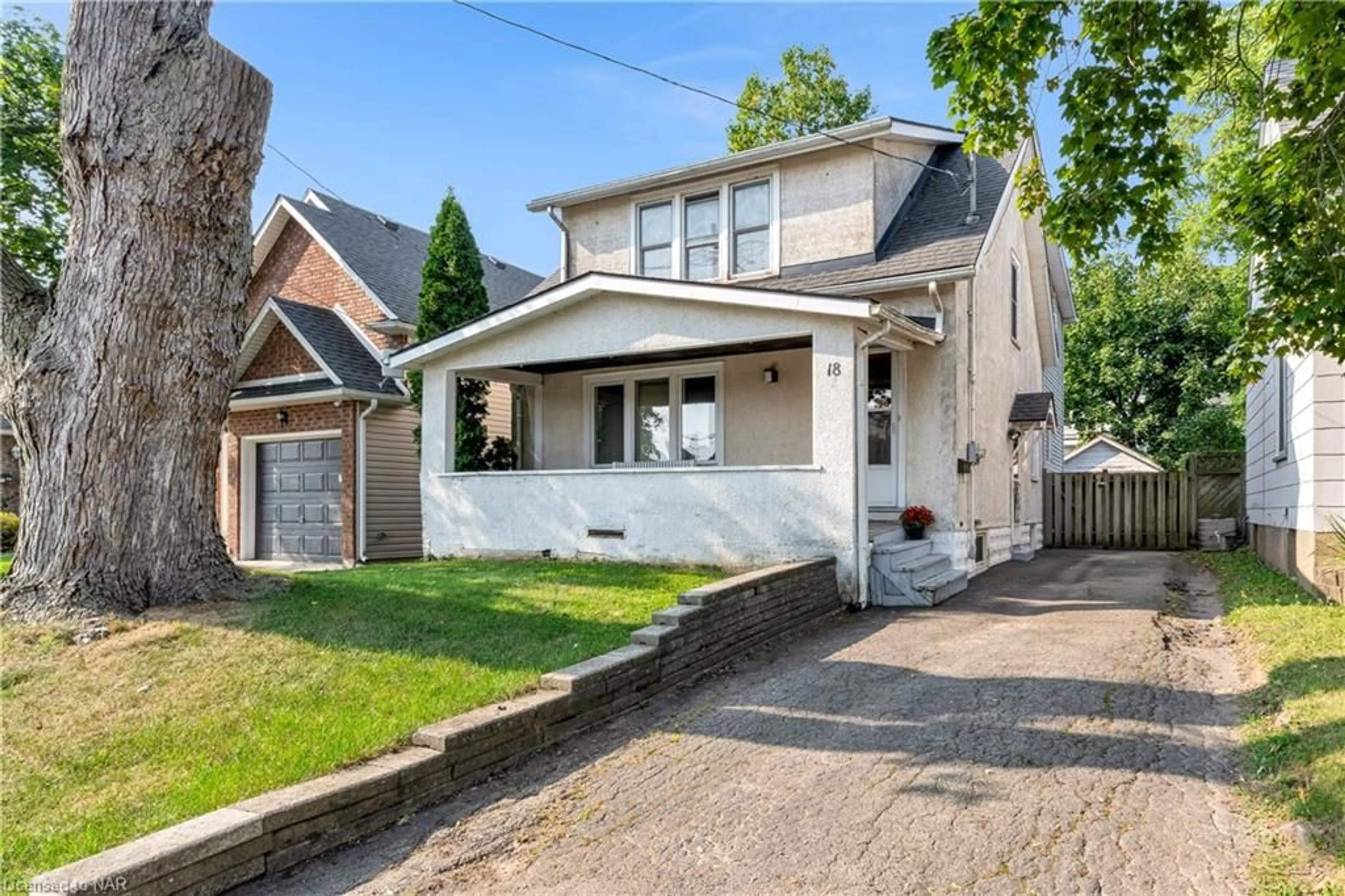 Frontside or backside of a home for 18 Hooker St, Welland Ontario L3C 5G8