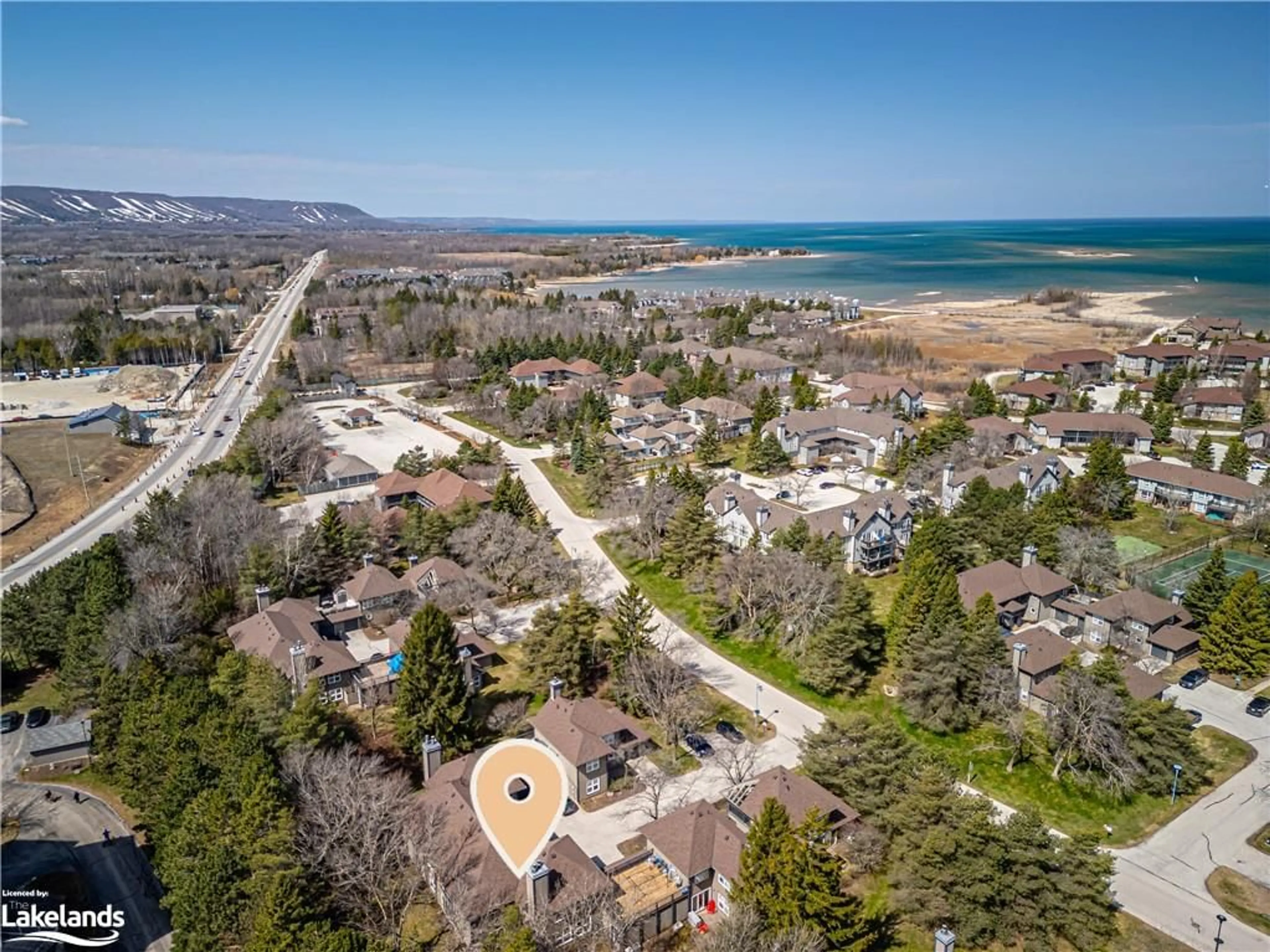 A pic from exterior of the house or condo, the street view for 390 Mariners Way, Collingwood Ontario L9Y 5C7