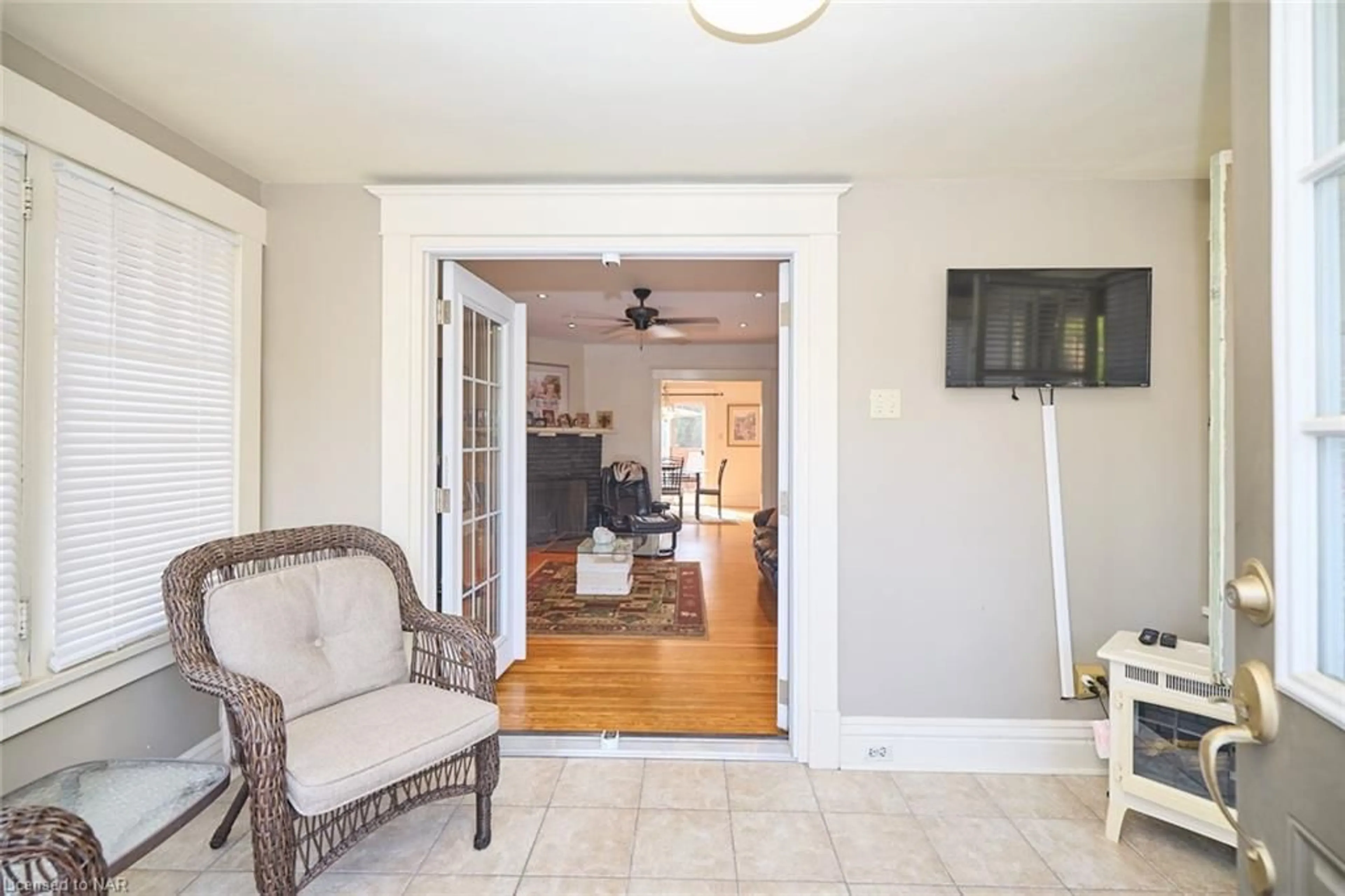 Indoor entryway for 5791 Dorchester Rd, Niagara Falls Ontario L2G 5S6