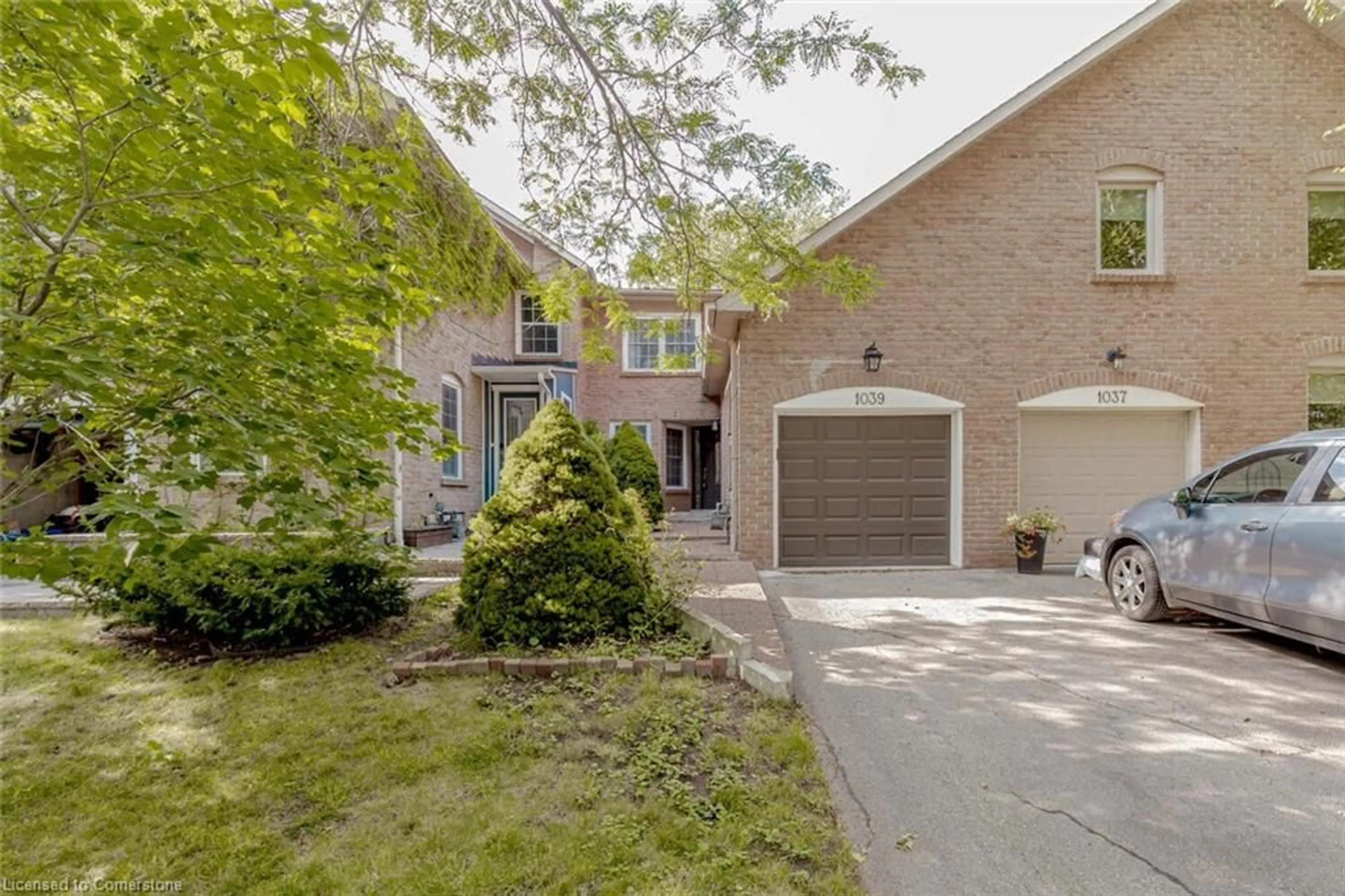 A pic from exterior of the house or condo for 1039 Runnymead Cres, Oakville Ontario L6M 1C5