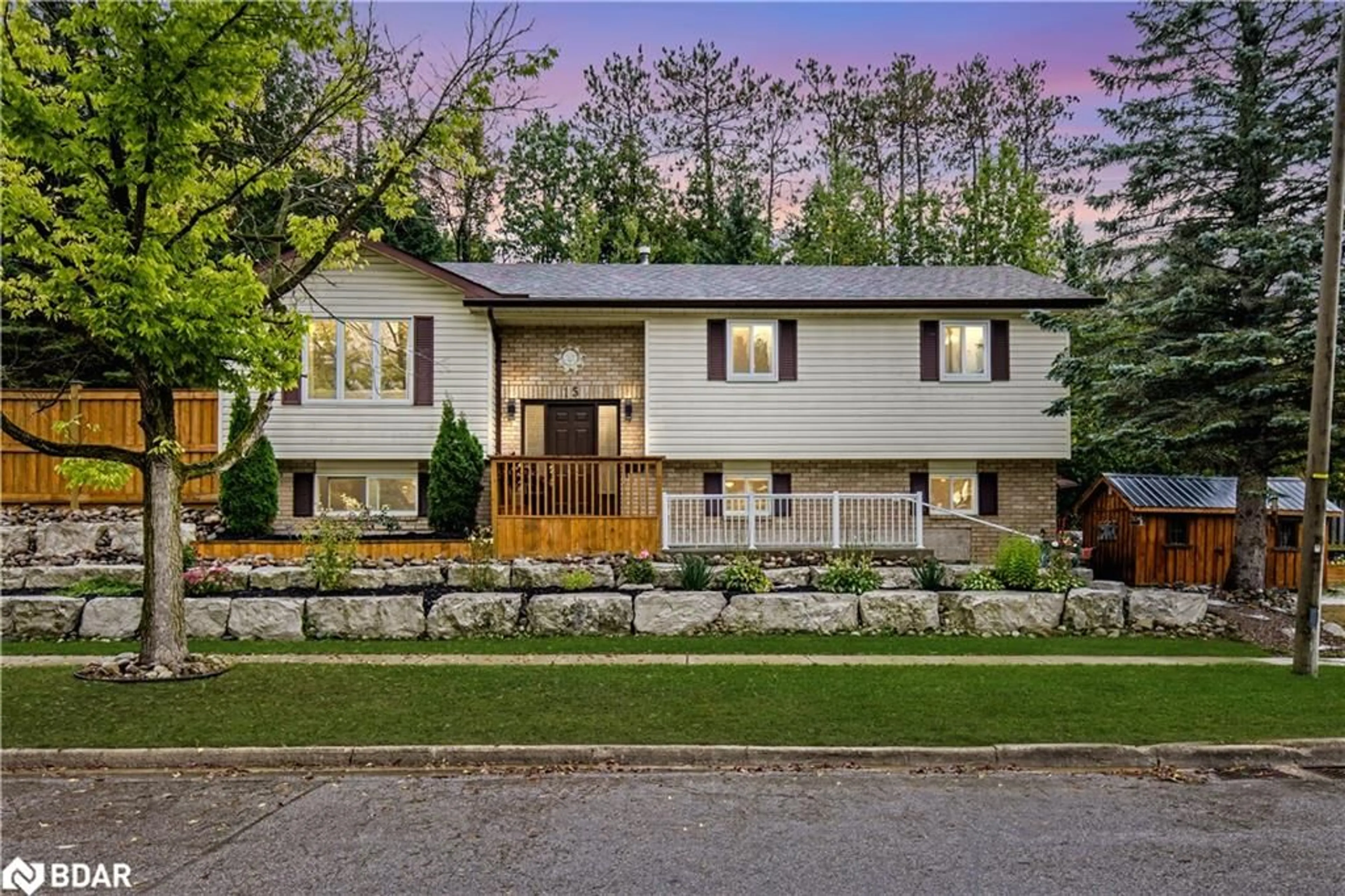 Frontside or backside of a home for 15 Bristow Crt, Barrie Ontario L4N 6T1