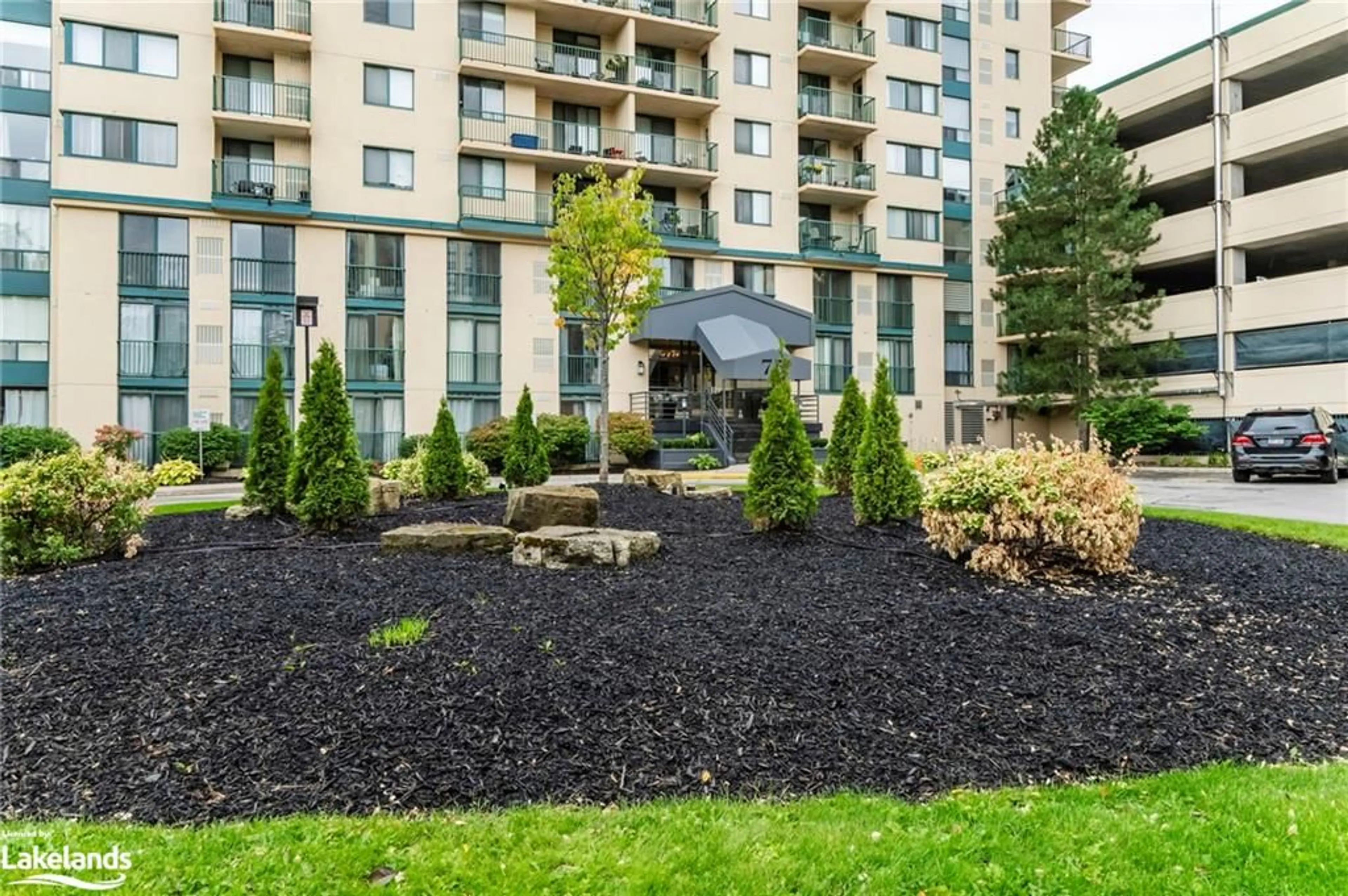 A pic from exterior of the house or condo for 75 Ellen St #608, Barrie Ontario L4N 7R6