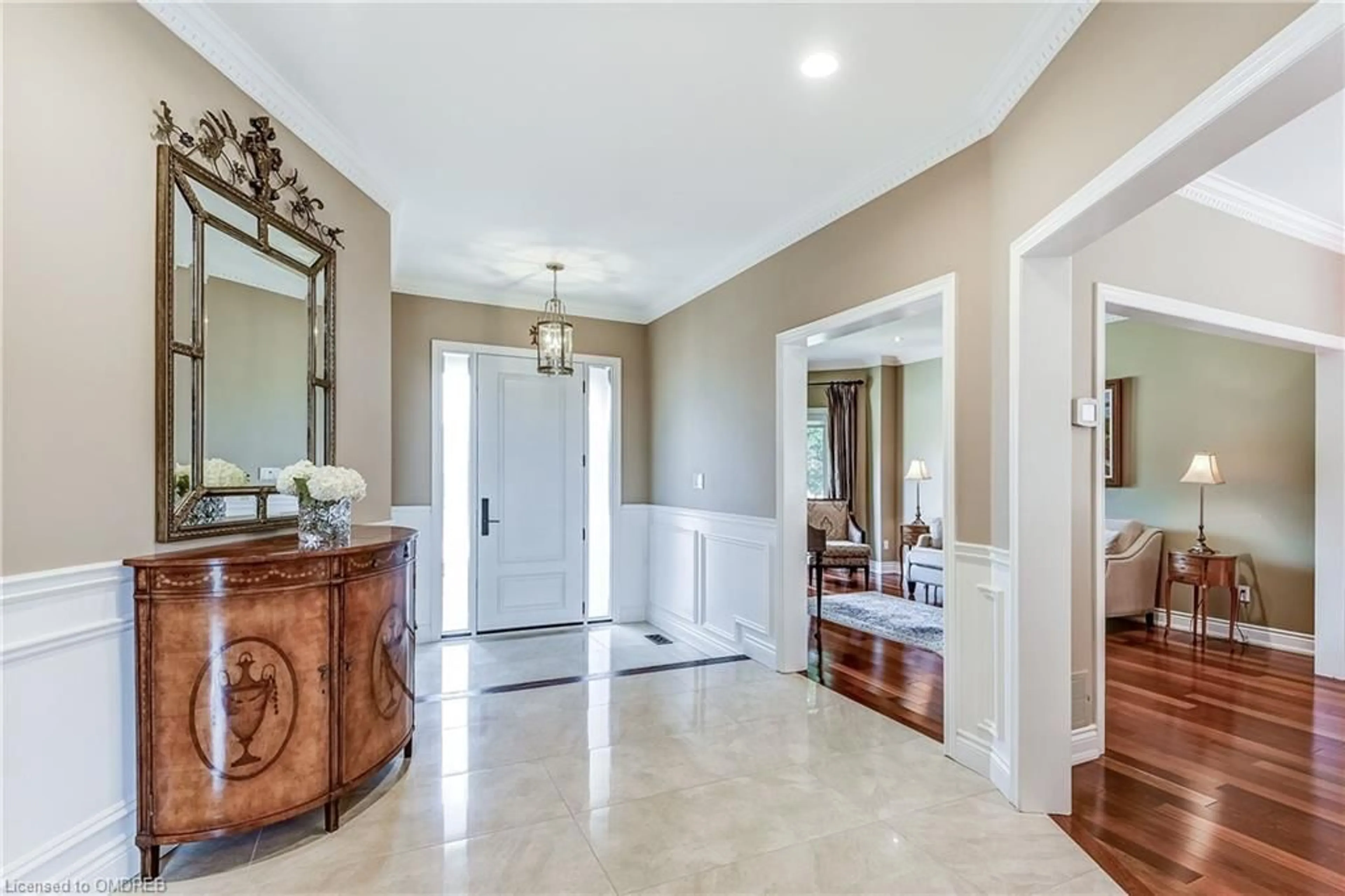 Indoor foyer for 1065 Summit Ridge Dr, Oakville Ontario L6M 3K9