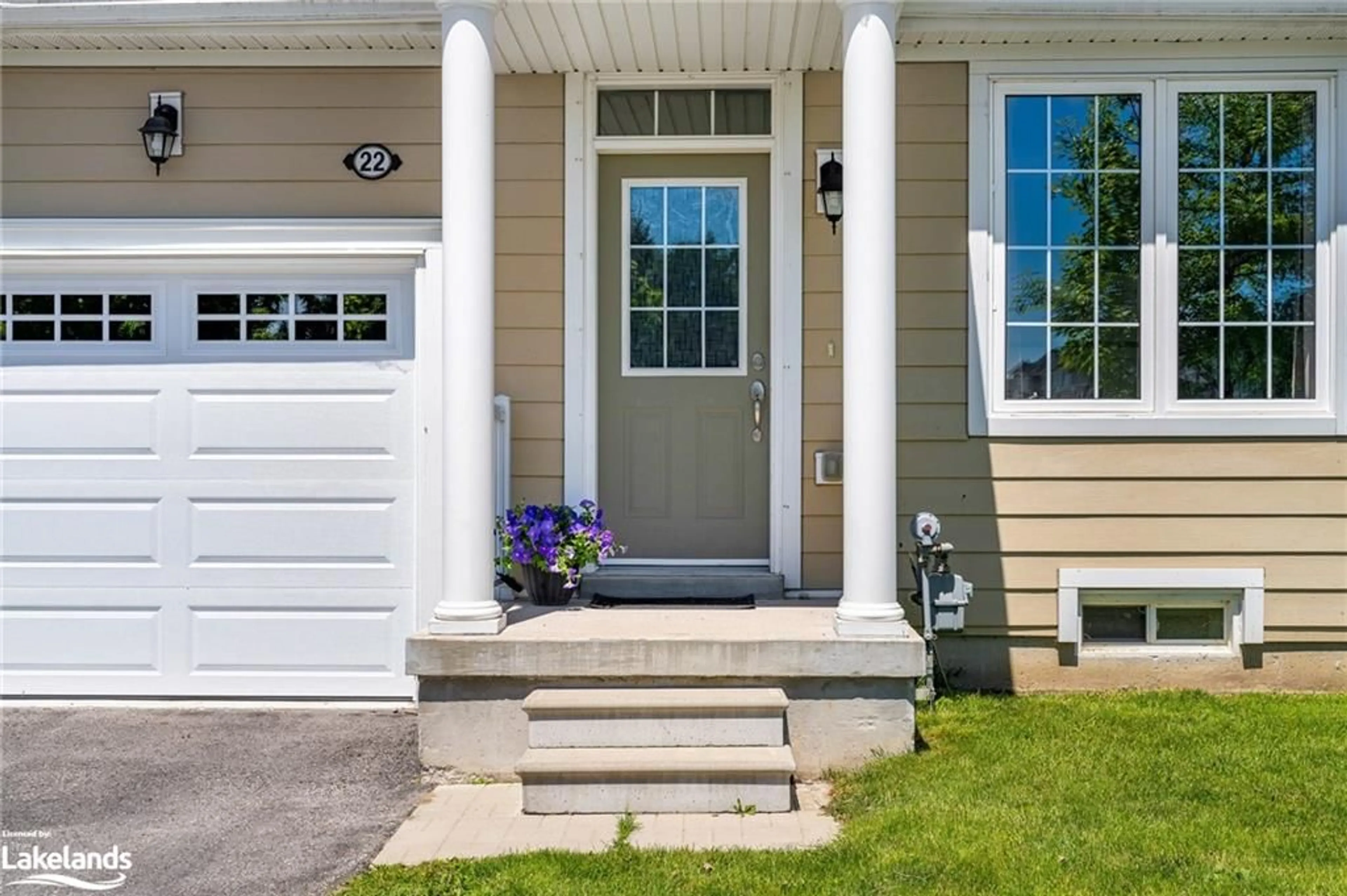 Home with vinyl exterior material for 22 Providence Way #PW, Wasaga Beach Ontario L9Z 0G3