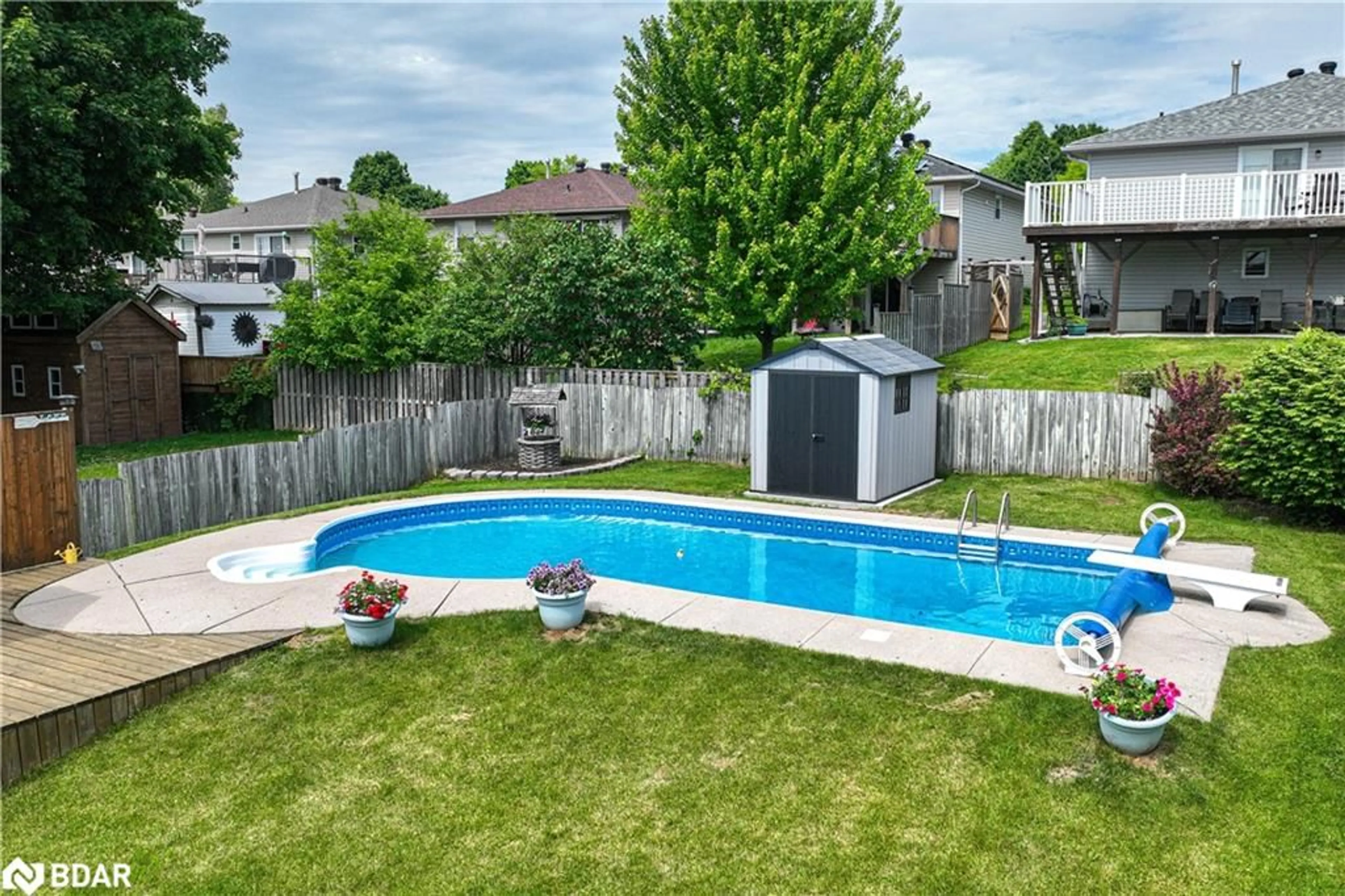 Indoor or outdoor pool for 320 Park Street St, Orillia Ontario L3V 7S7