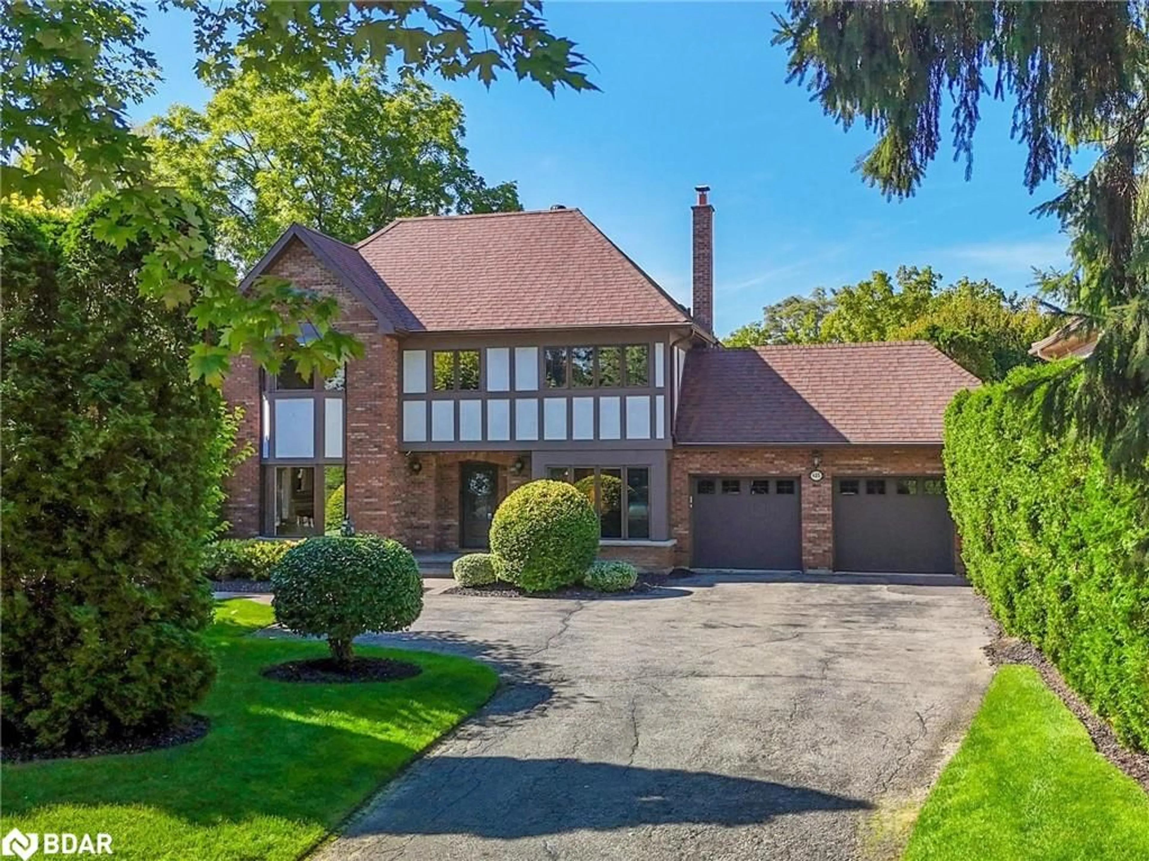 Frontside or backside of a home for 425 Lakeshore Rd, Oakville Ontario L6K 1G4