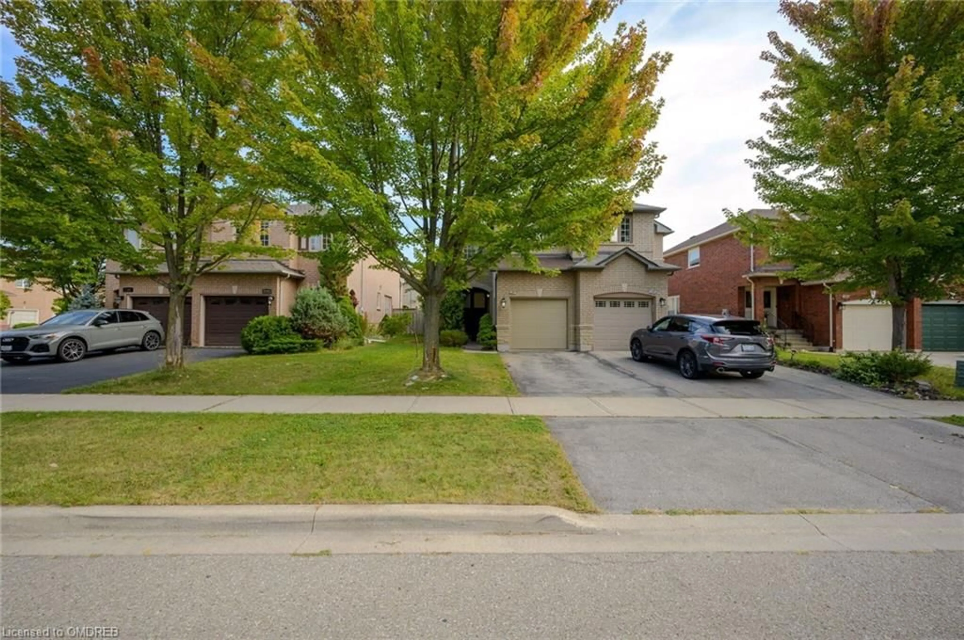 A pic from exterior of the house or condo, the street view for 2189 Shorncliffe Blvd, Oakville Ontario L6M 3X2