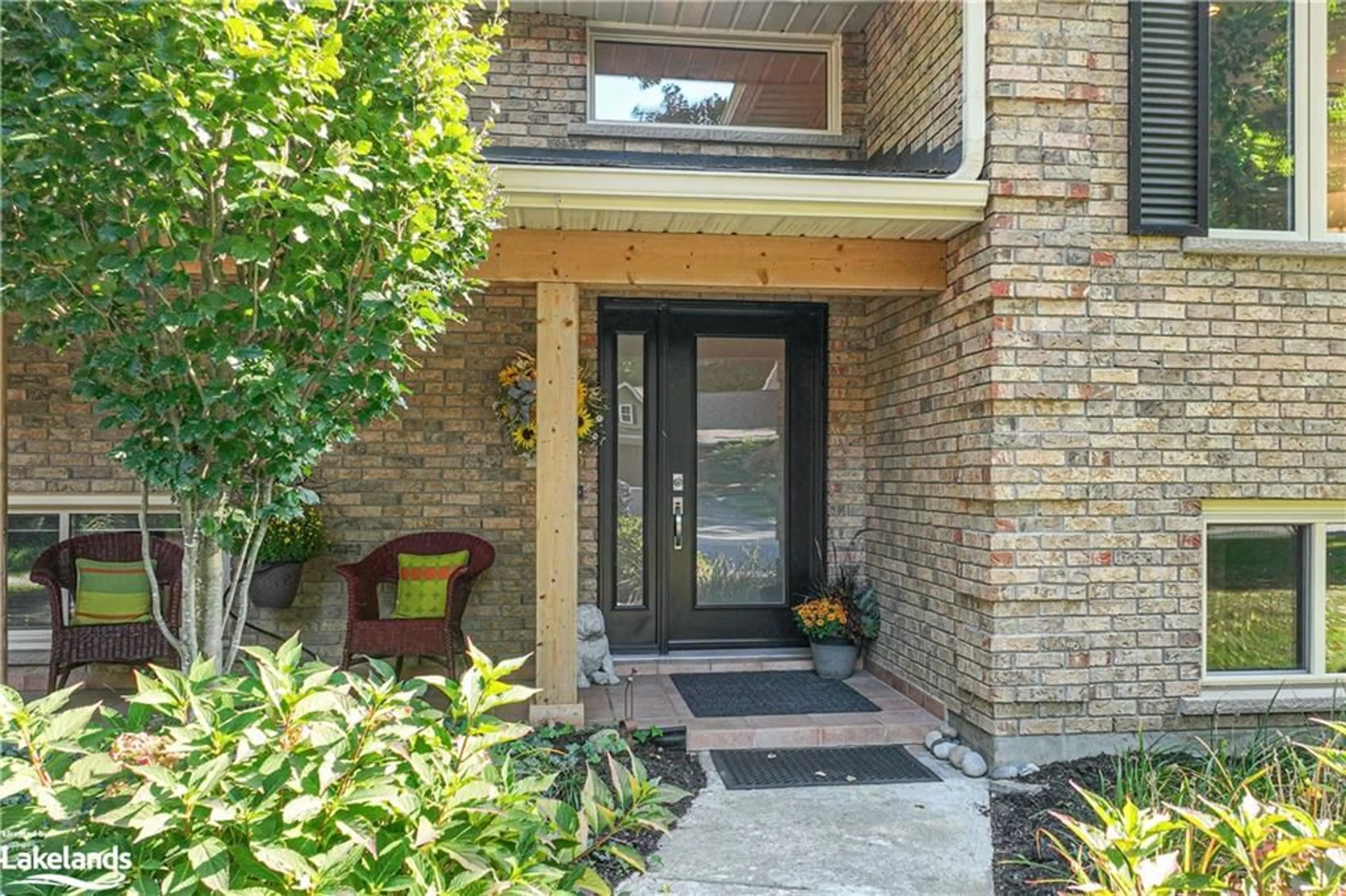 Indoor entryway, wood floors for 1879 Kensington Pl, Severn Ontario L3V 7J9