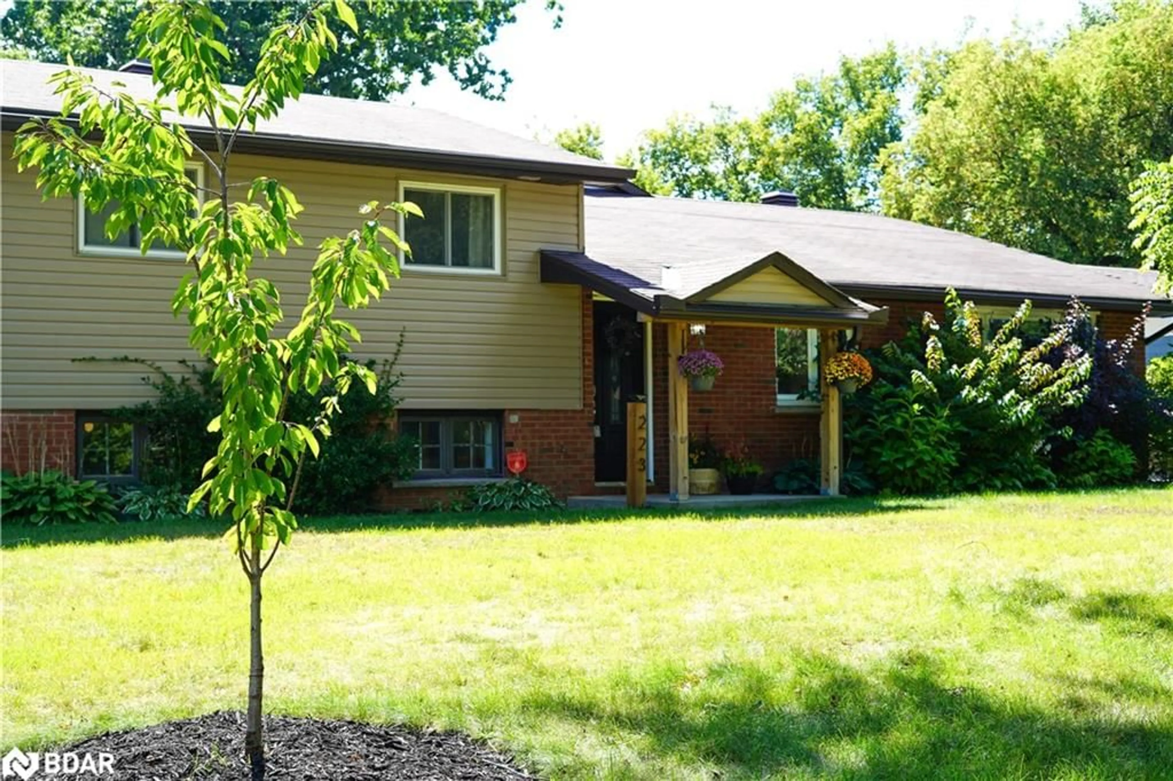 Frontside or backside of a home for 223 Cliff Rd, Barrie Ontario L4N 3X5