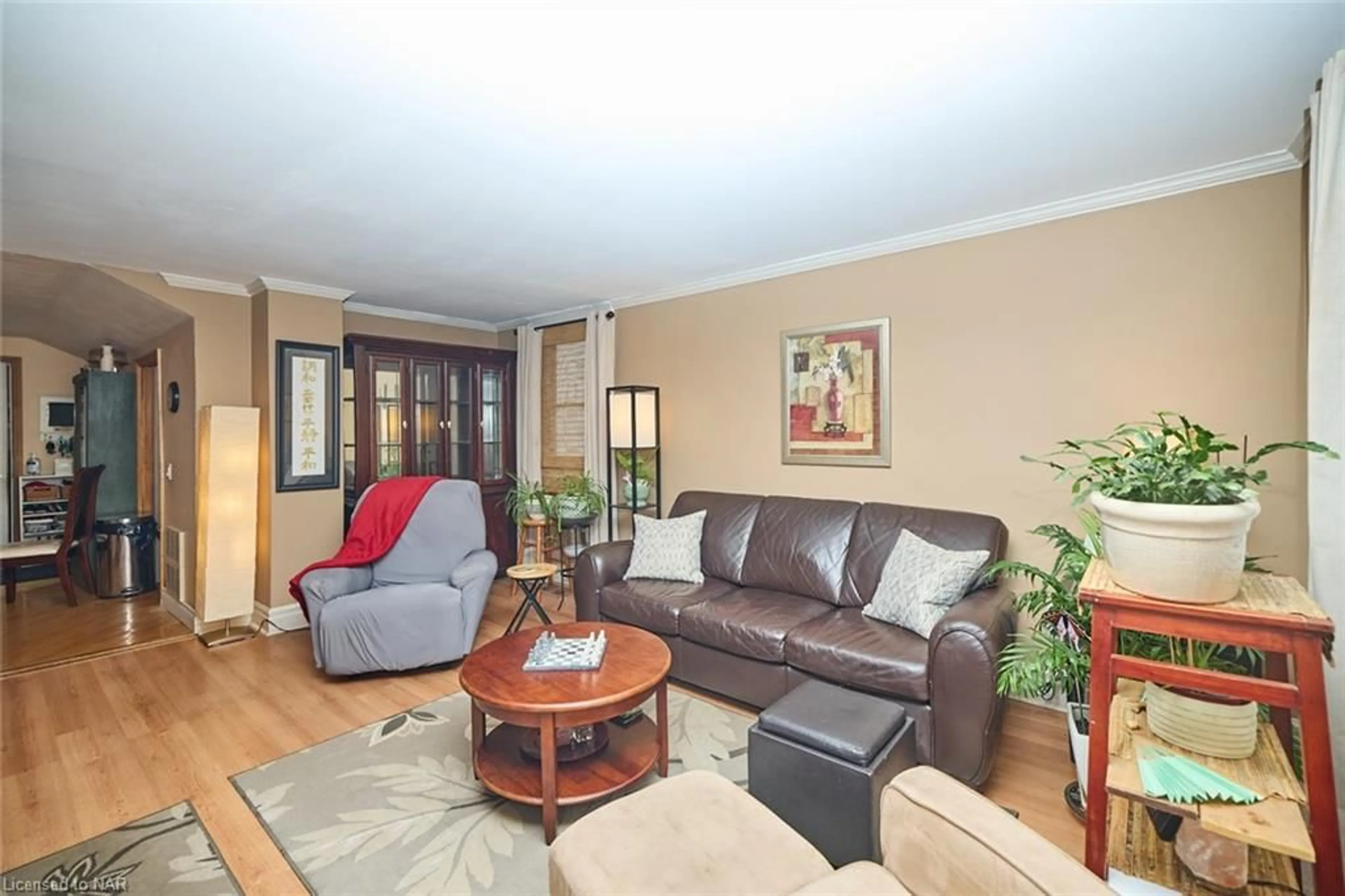 Living room, wood floors for 133 Dalhousie Ave, St. Catharines Ontario L2N 4X5