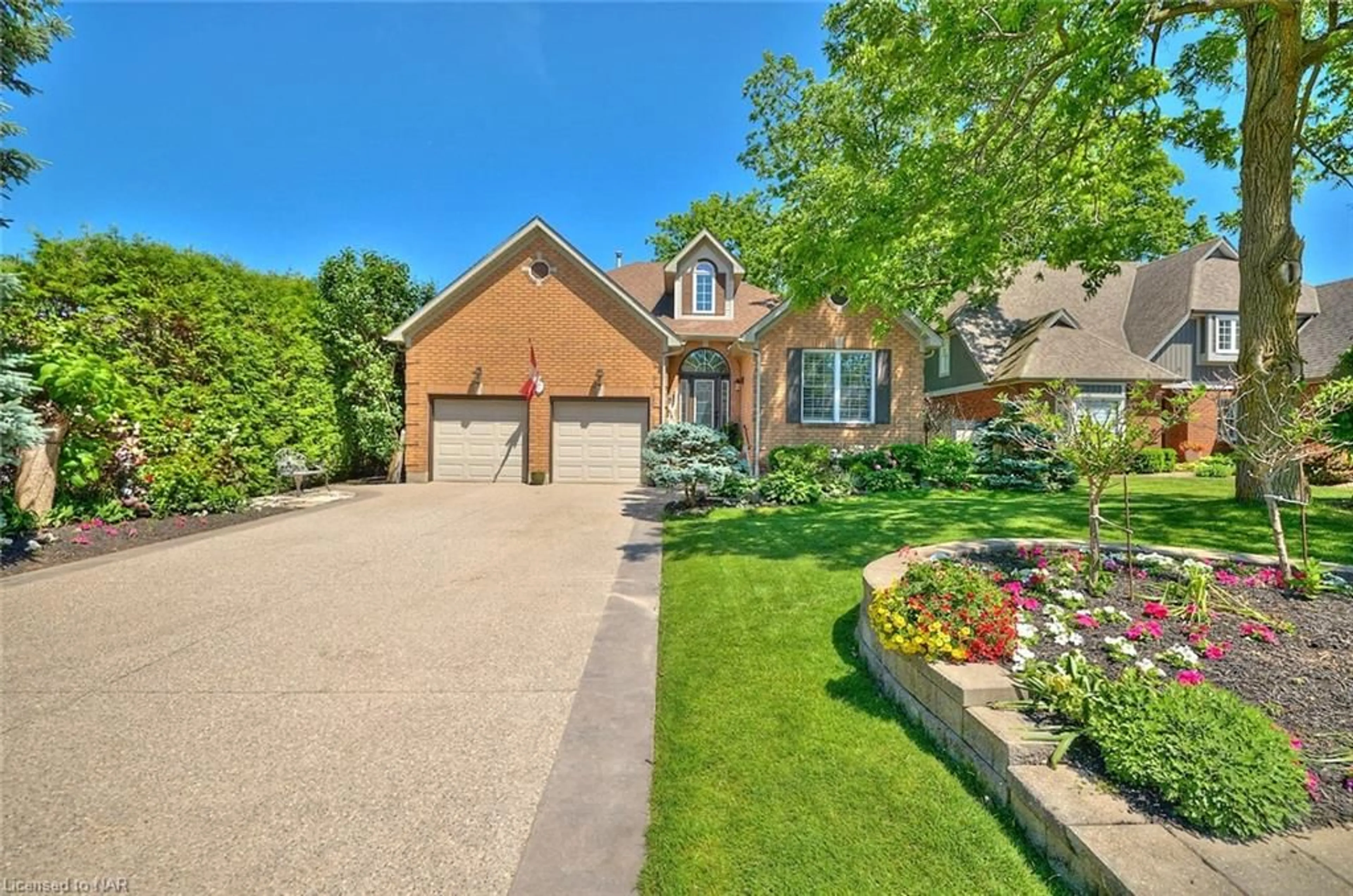 Frontside or backside of a home, the street view for 7 Scottdale Crt, Fonthill Ontario L0S 1E3