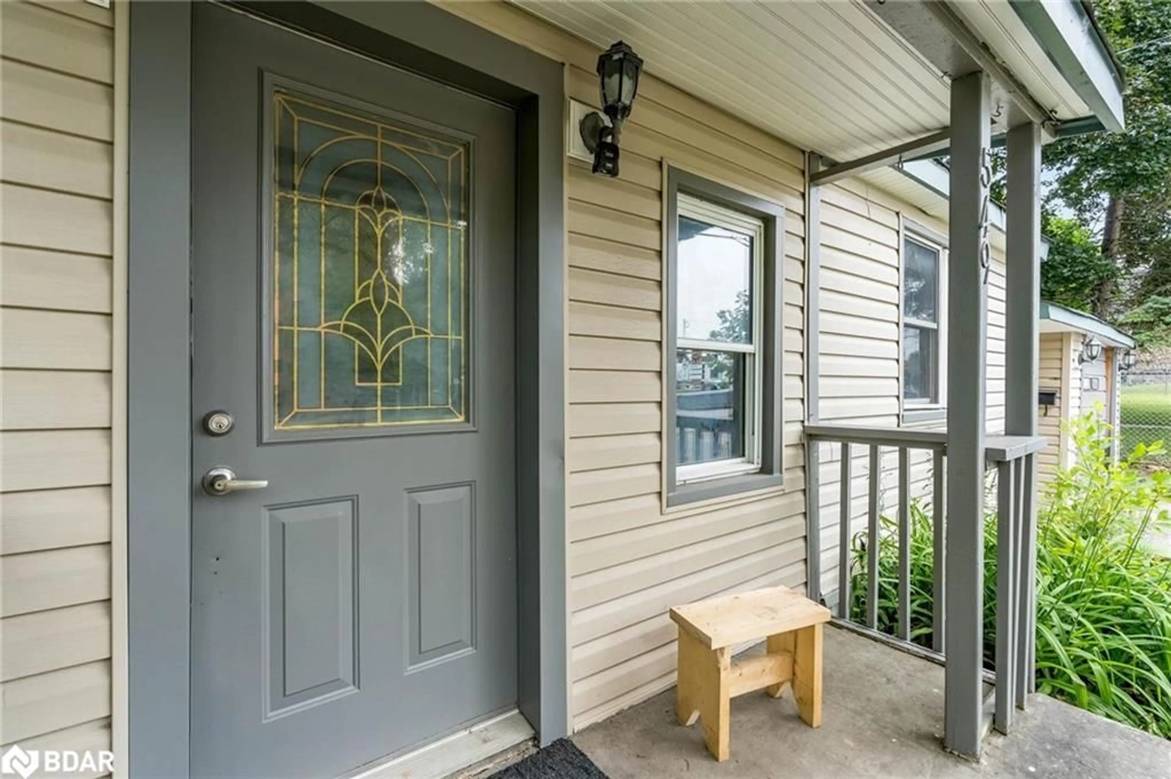 Indoor entryway, wood floors for 549 King St, Midland Ontario L4R 3N6