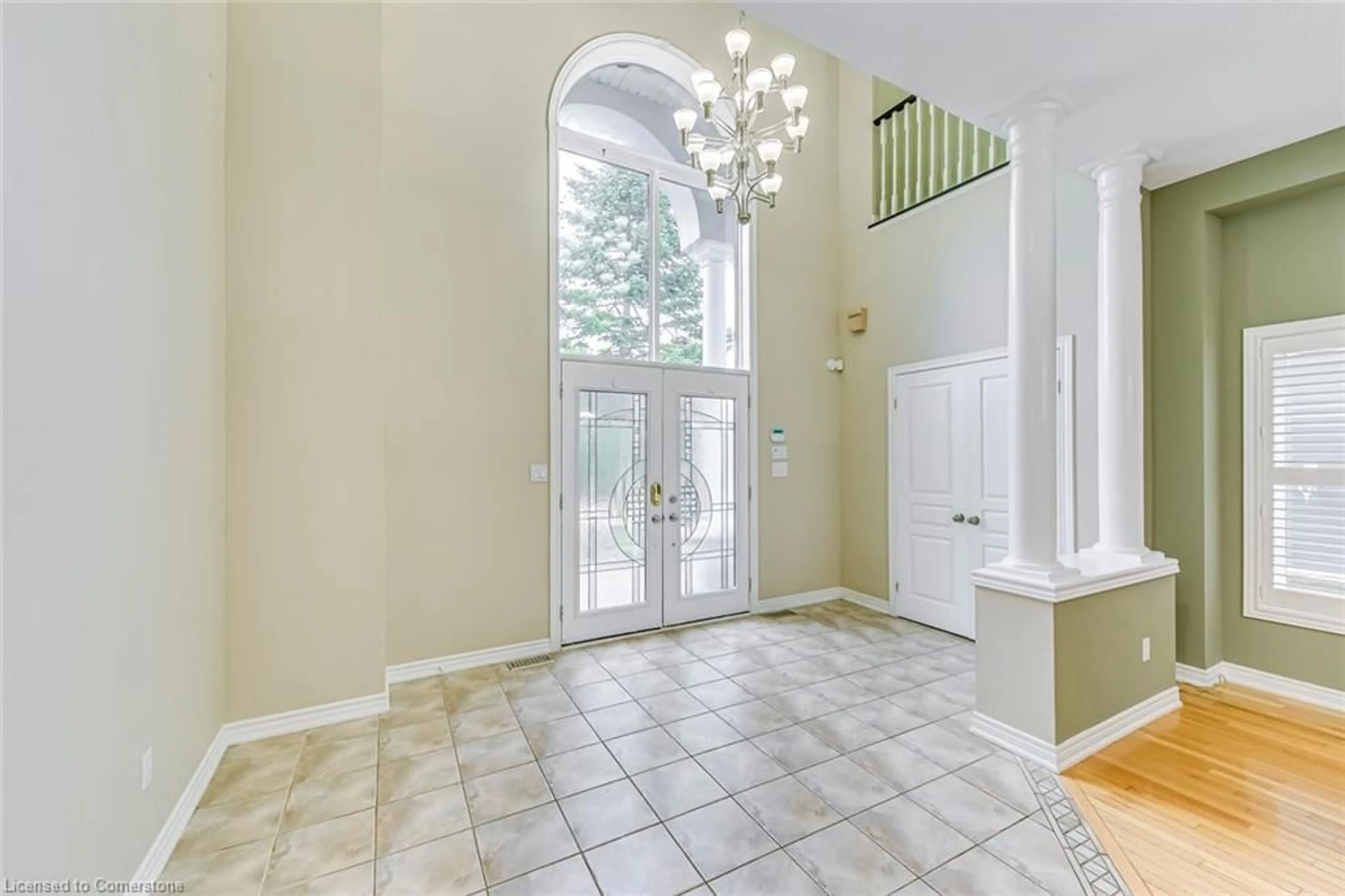 Indoor entryway, wood floors for 8 Hackamore Crt, Ancaster Ontario L9K 1N7