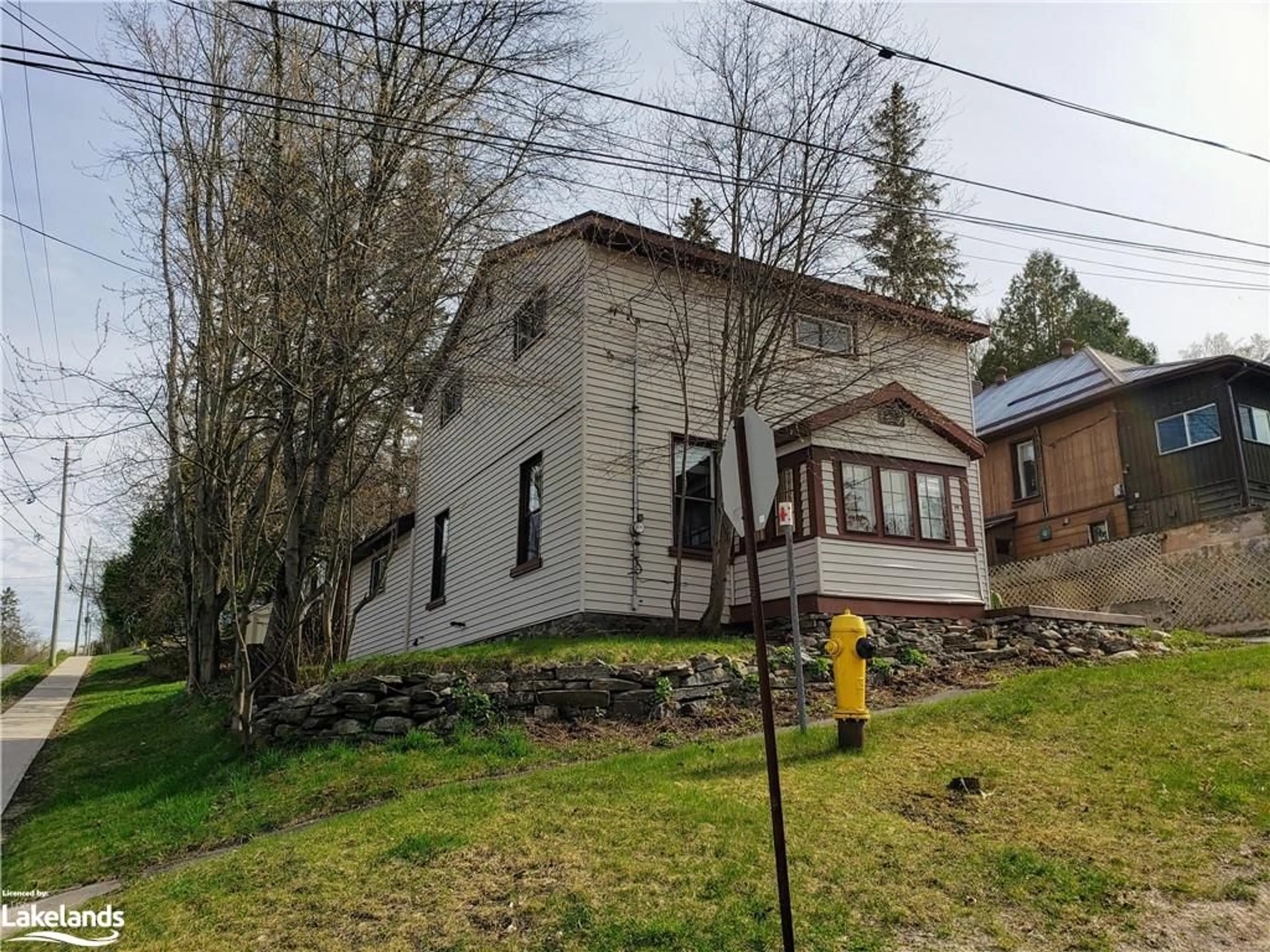 Frontside or backside of a home, cottage for 19 Lansdowne St, Huntsville Ontario P1H 1W1