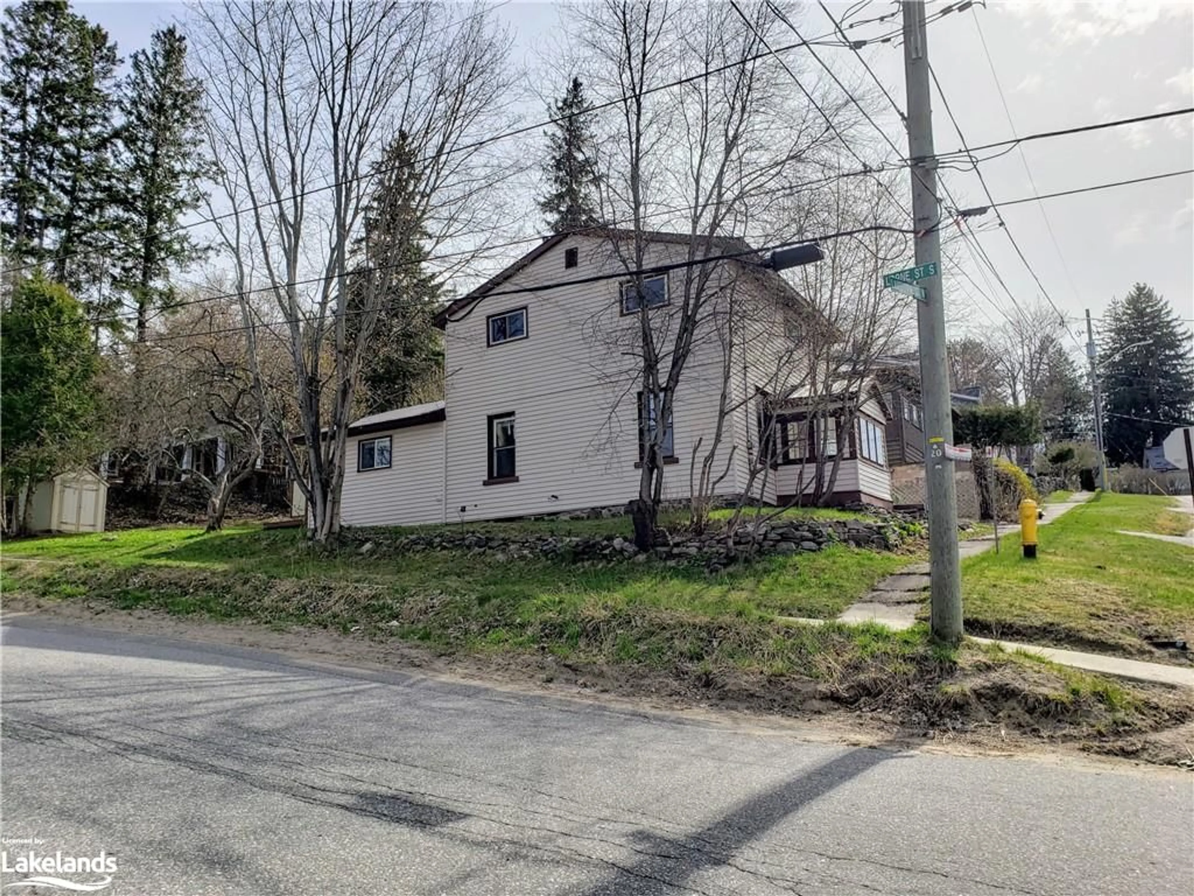 Frontside or backside of a home, cottage for 19 Lansdowne St, Huntsville Ontario P1H 1W1