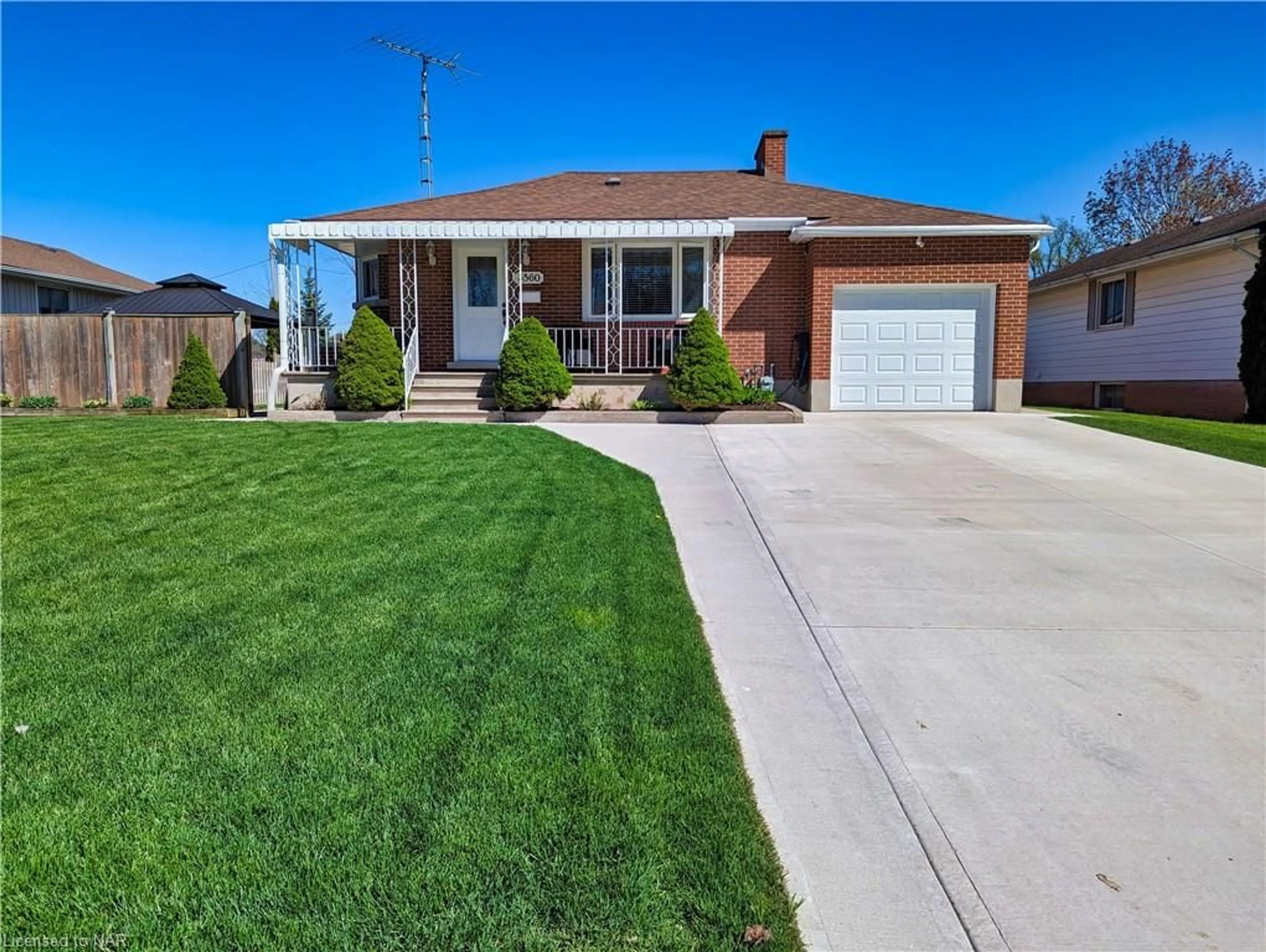 Frontside or backside of a home, the street view for 3560 Rapids View Dr, Niagara Falls Ontario L2G 6C4