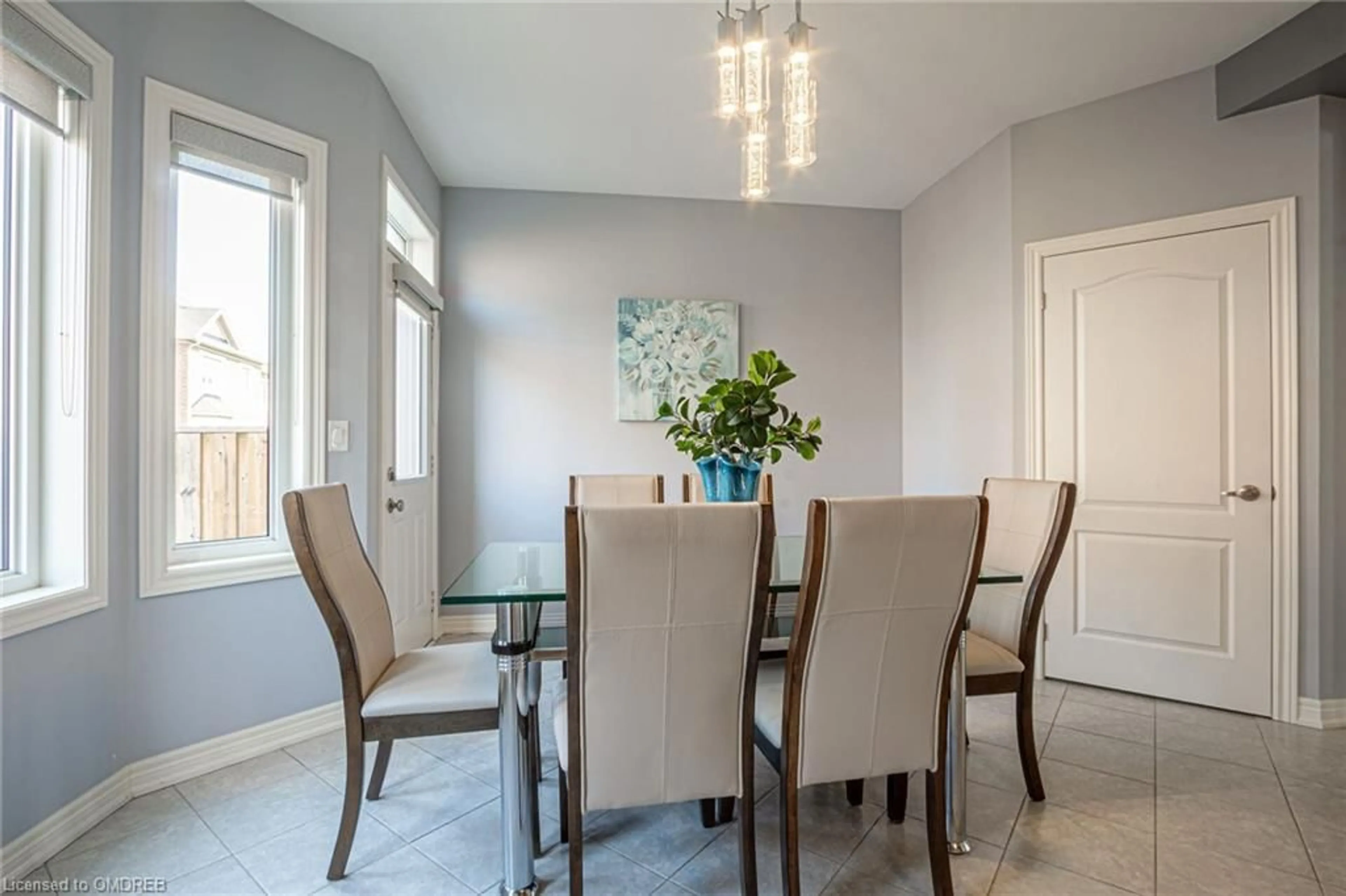 Dining room for 557 Settlers Rd, Oakville Ontario L6M 1N7