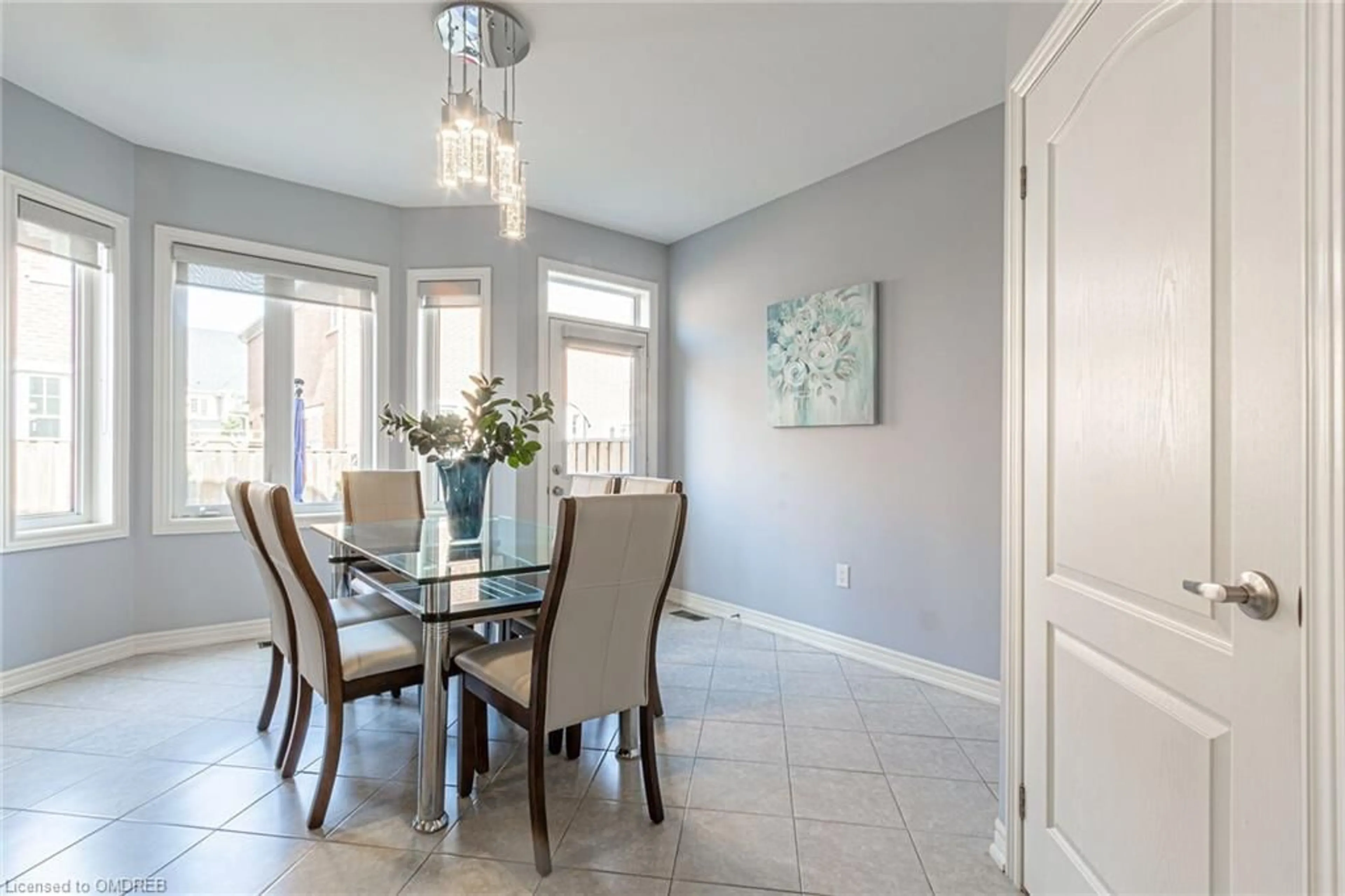 Dining room for 557 Settlers Rd, Oakville Ontario L6M 1N7