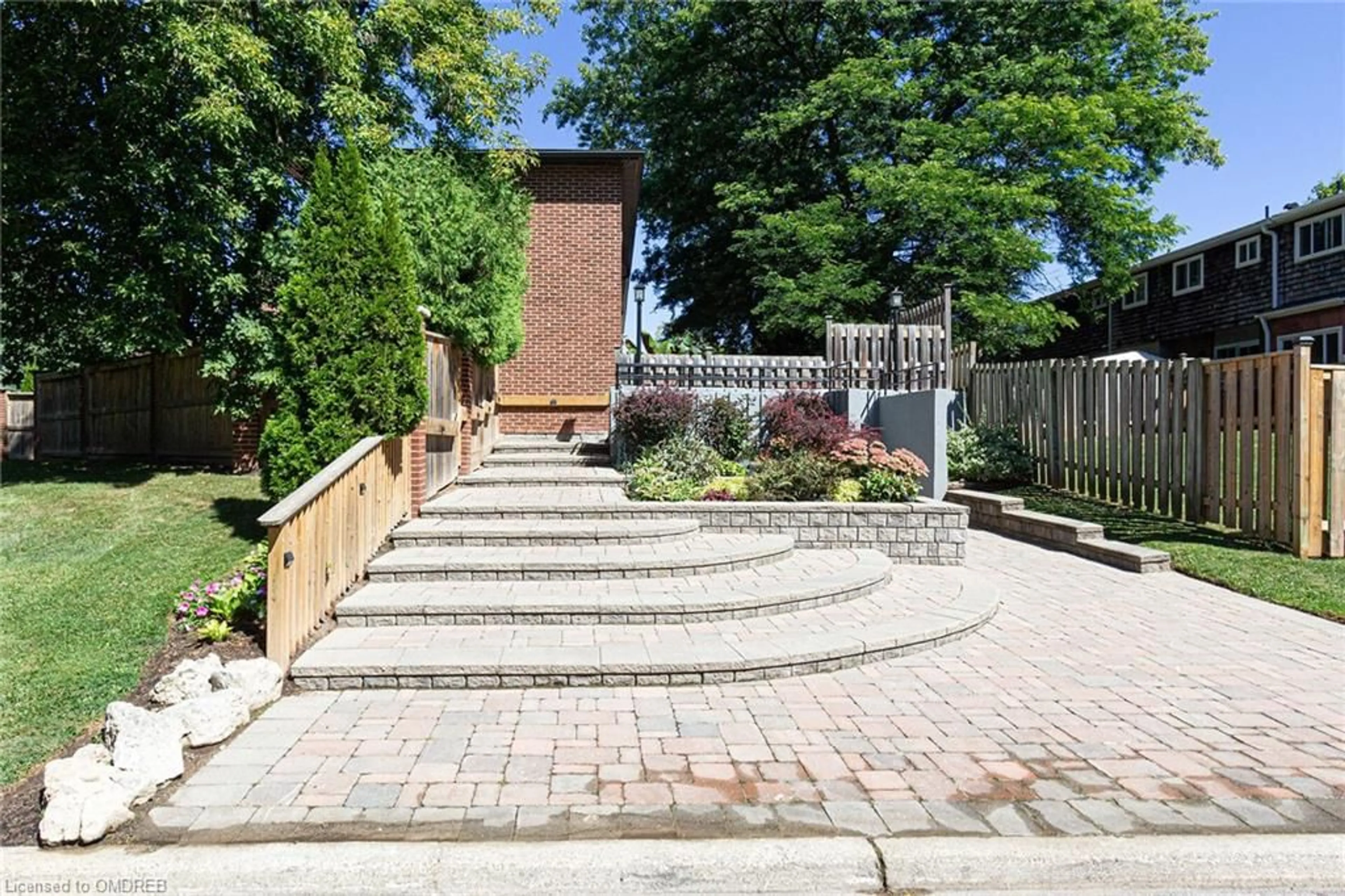 Patio for 2062 Lakeshore Rd #8, Oakville Ontario L6L 1G7