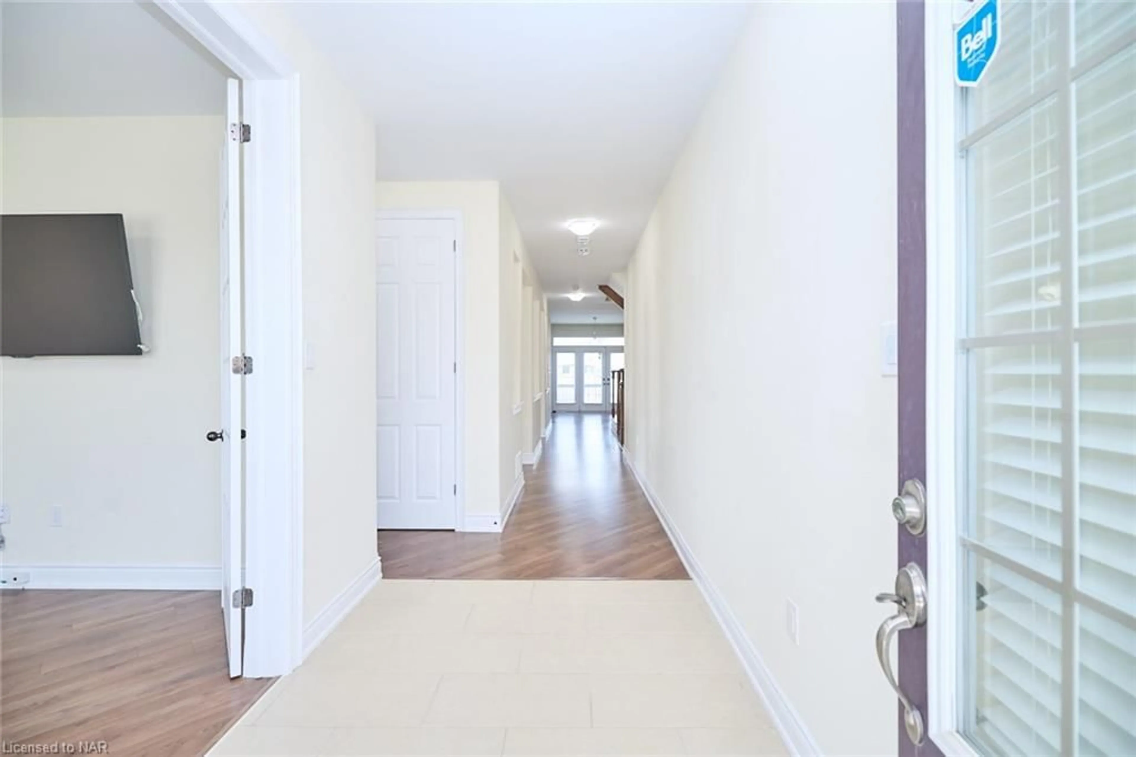 Indoor foyer for 8404 Sumac Crt, Niagara Falls Ontario L2H 2Y6