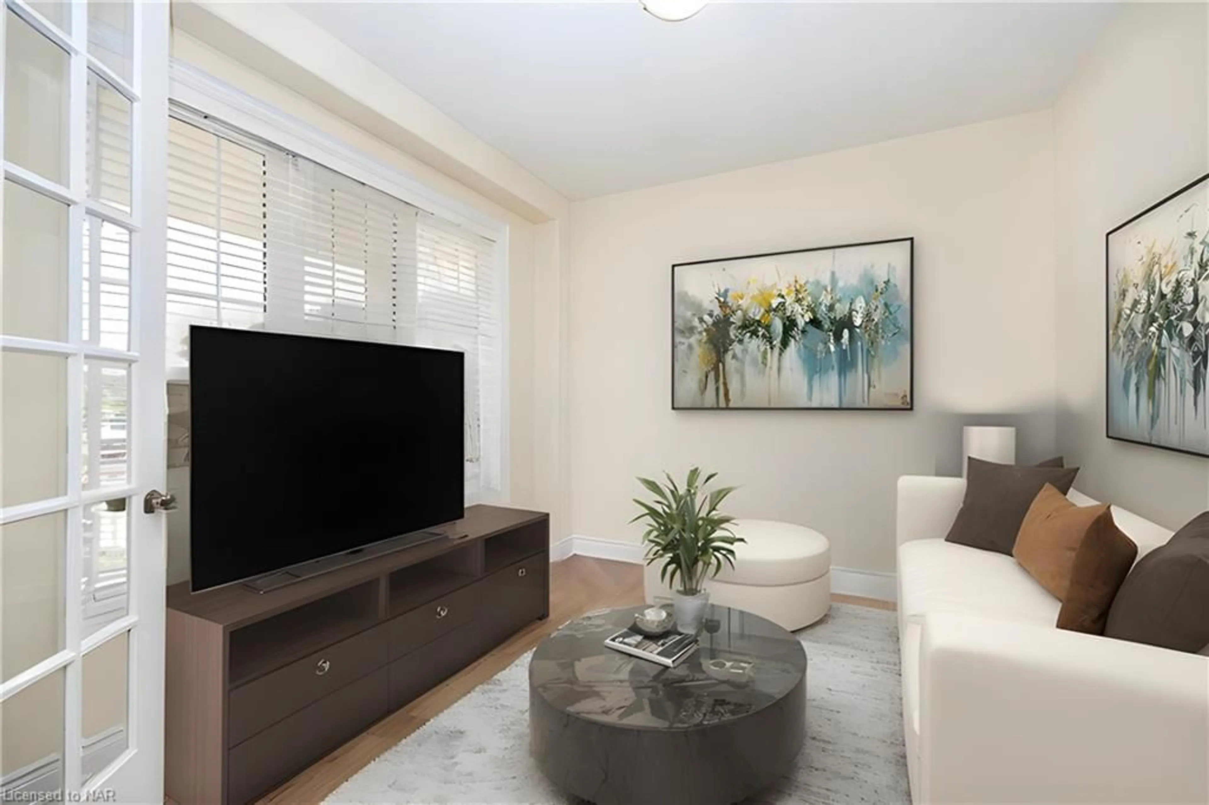 Living room, carpet floors for 8404 Sumac Crt, Niagara Falls Ontario L2H 2Y6