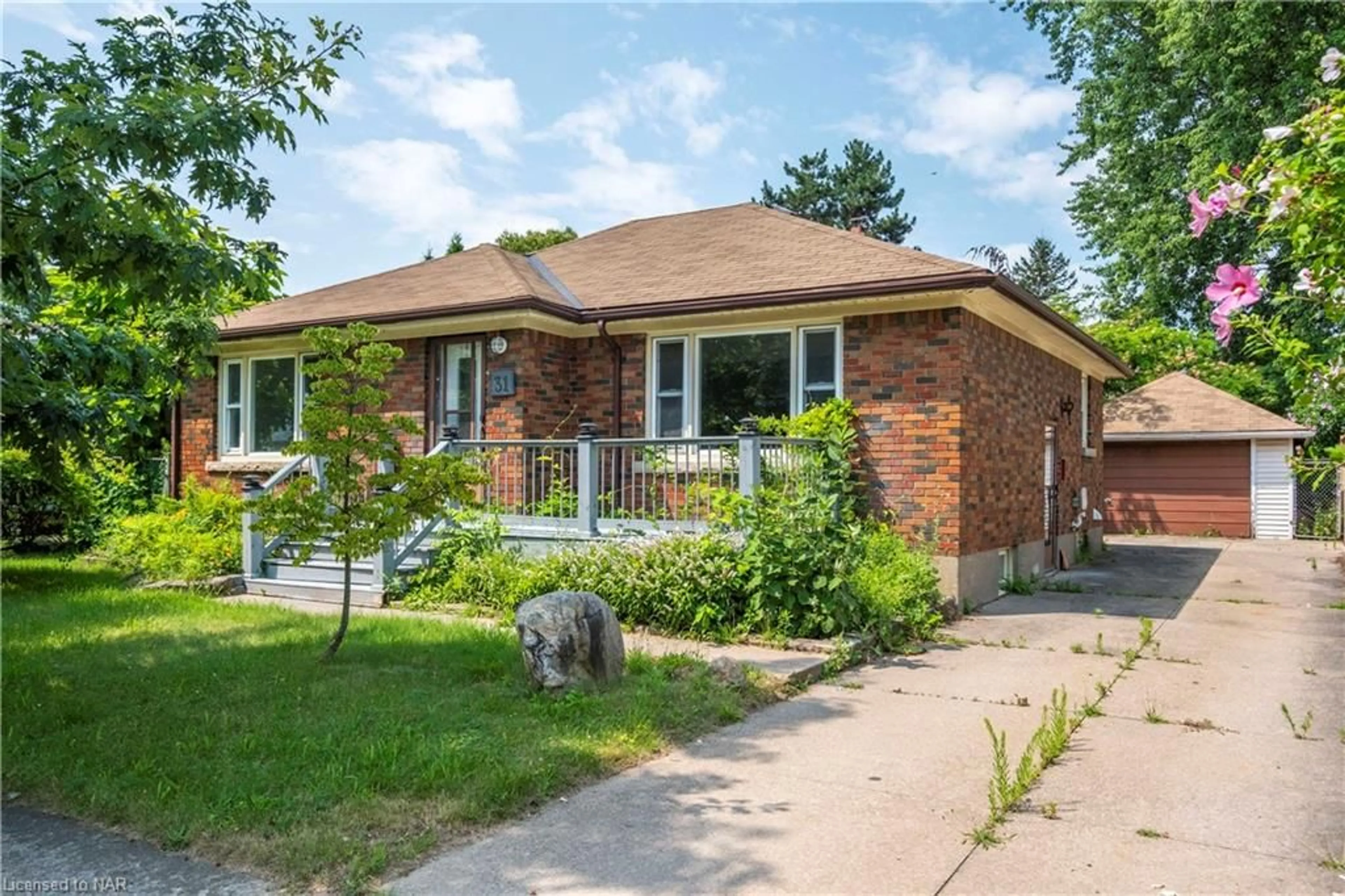 Home with brick exterior material for 31 Dunblane Ave, St. Catharines Ontario L2M 3Z8