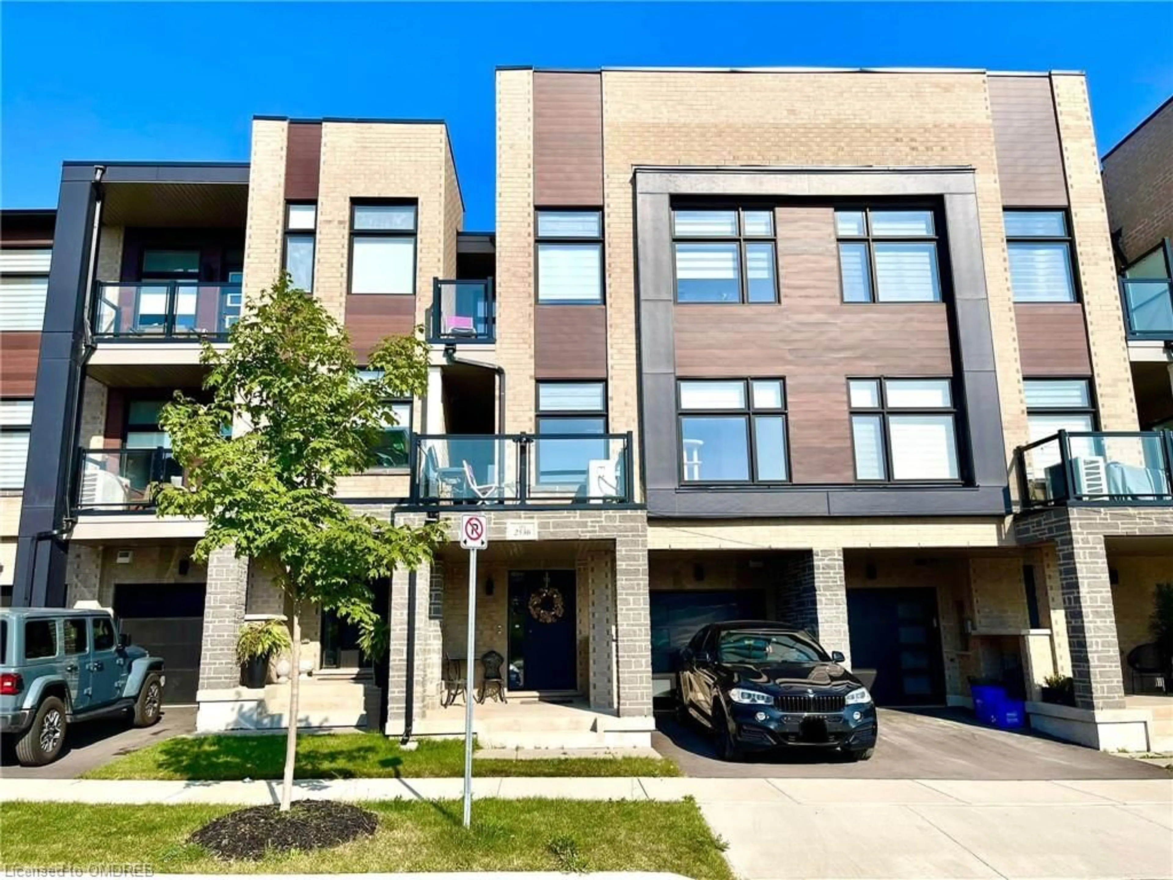 A pic from exterior of the house or condo, the front or back of building for 2536 Littlefield Crescent Cres, Oakville Ontario L6M 4G3