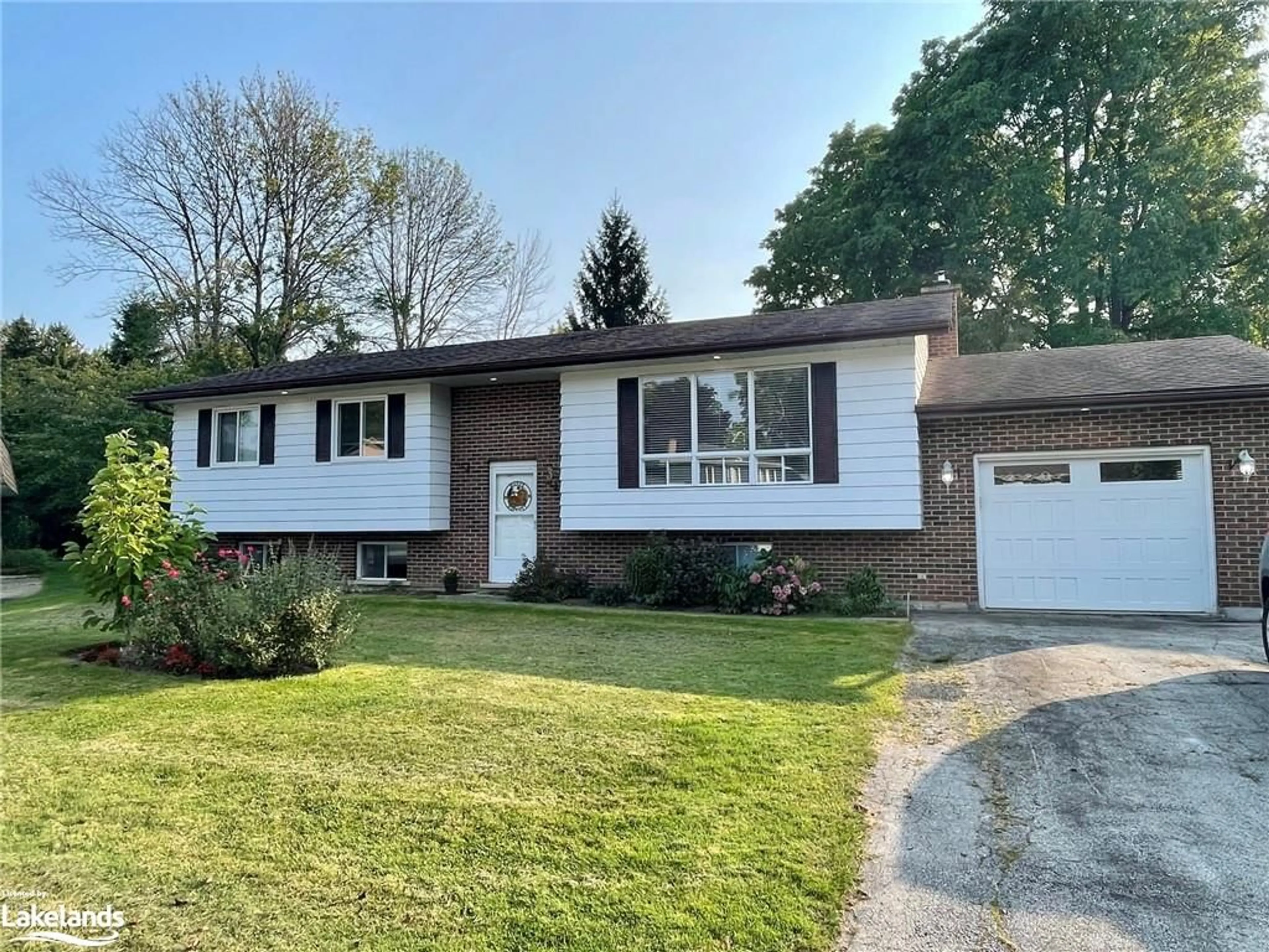 Frontside or backside of a home, cottage for 33 Centennial Heights Crt, Meaford Ontario N4L 1E5