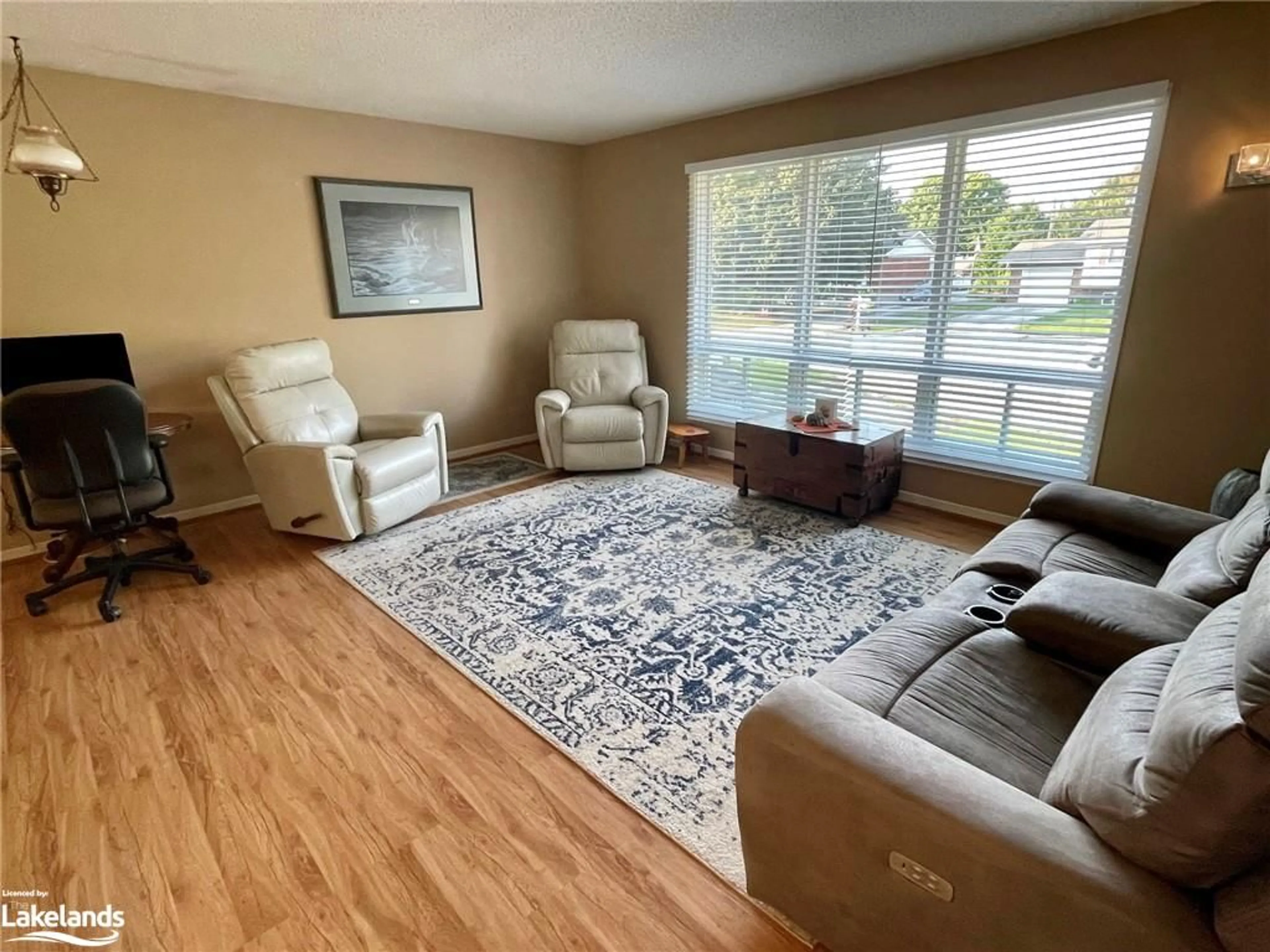 A pic of a room, carpet floors for 33 Centennial Heights Crt, Meaford Ontario N4L 1E5